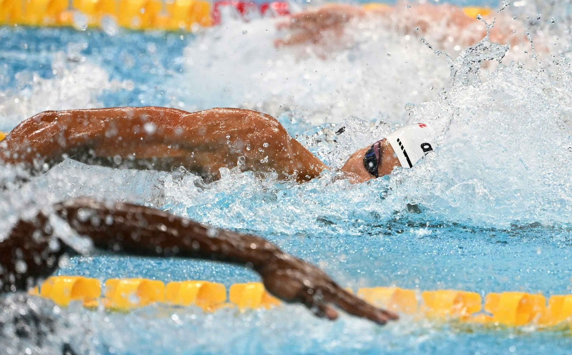 David Popovici aus Rumänien schwimmt sich bei der Weltmeisterschaft in Budapest zum Sieg.  