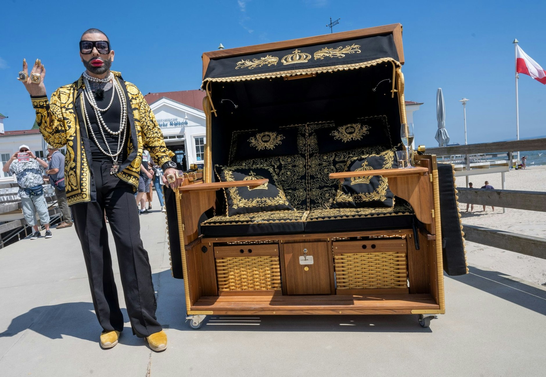 dpatopbilder - Modeschöpfer Harald Glööckler präsentiert auf der Seebrücke in Ahlbeck in der Gemeinde Heringsdorf einen goldenen Strandkorb. Der Glööckler-Strandkorb werde auf Bestellung für 30.000 Euro angefertigt.  