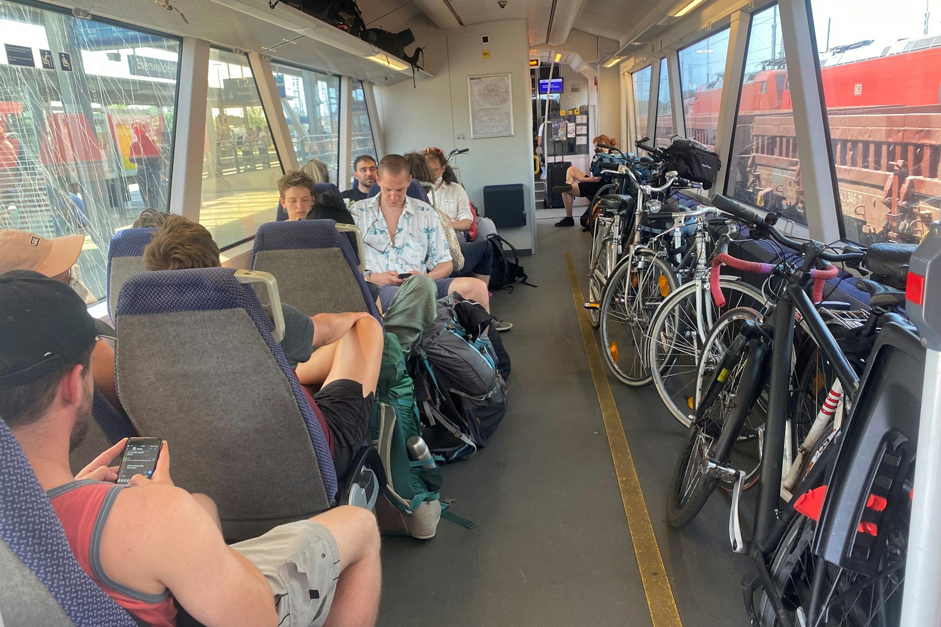 Ein Blick in die RB63 von Eberswalde nach Templin Stadt im Sommer. Busse befördern keine Fahrräder.