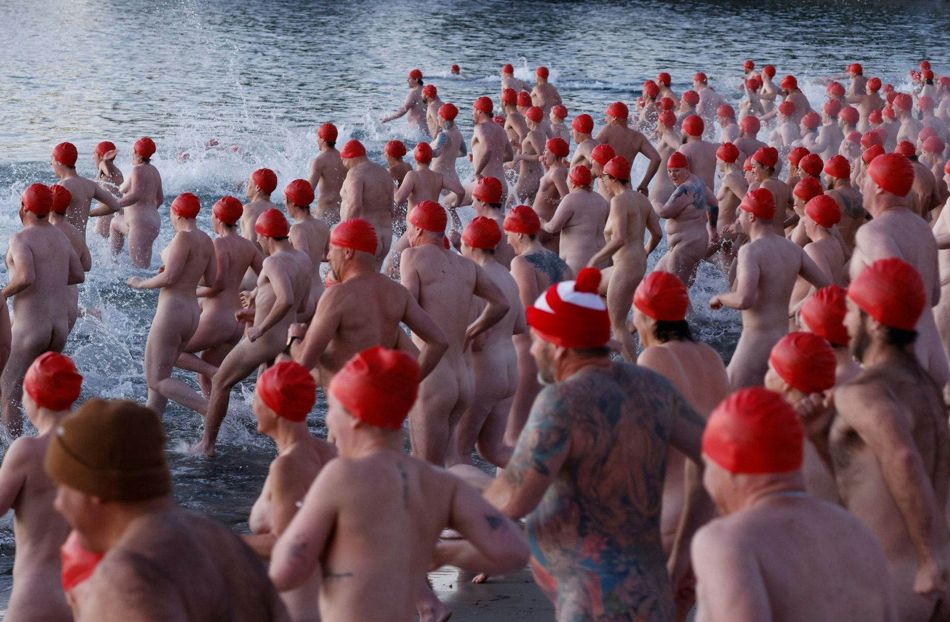 Menschen nehmen am jährlichen Nacktbaden im Rahmen des Dark Mofo Festivals am Long Beach im australischen Tasmanien teil.  
