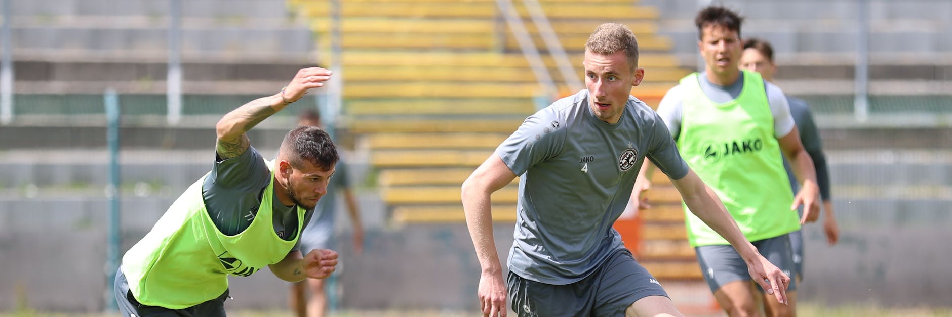 Verteidiger Felix Meyer (r.), hier im Duell mit Andreas Wiegel, will bei Dynamo weiter durchstarten.