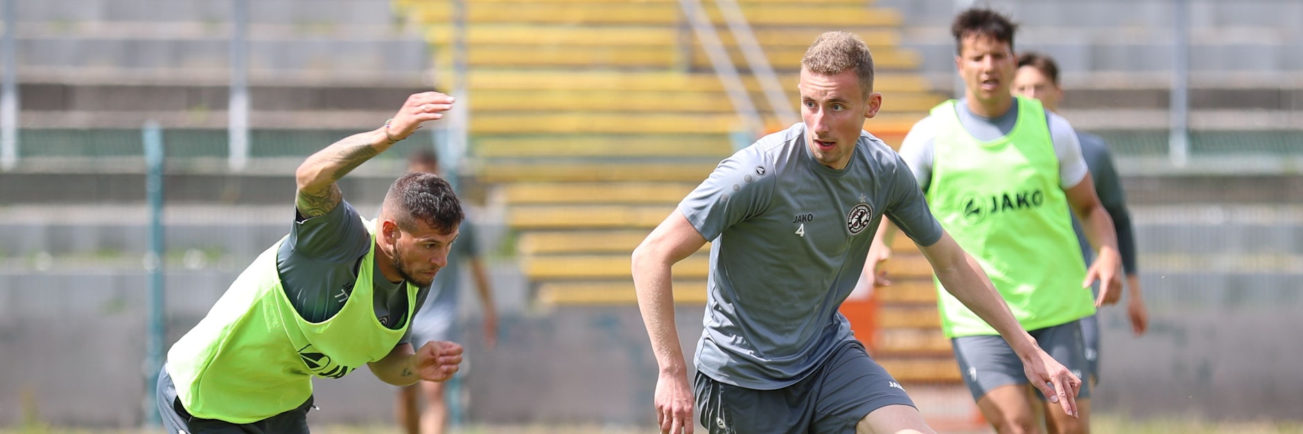 Verteidiger Felix Meyer (r.), hier im Duell mit&nbsp;Andreas Wiegel, will bei Dynamo weiter durchstarten.