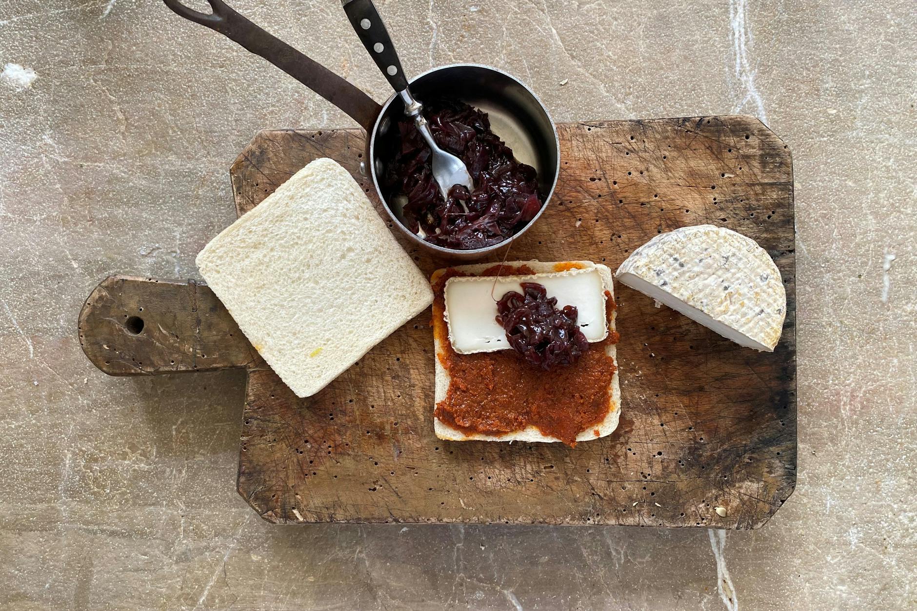 Scharf und lecker: Tramezzino mit Nduja, Ziegenkäse und Zwiebelmarmelade.