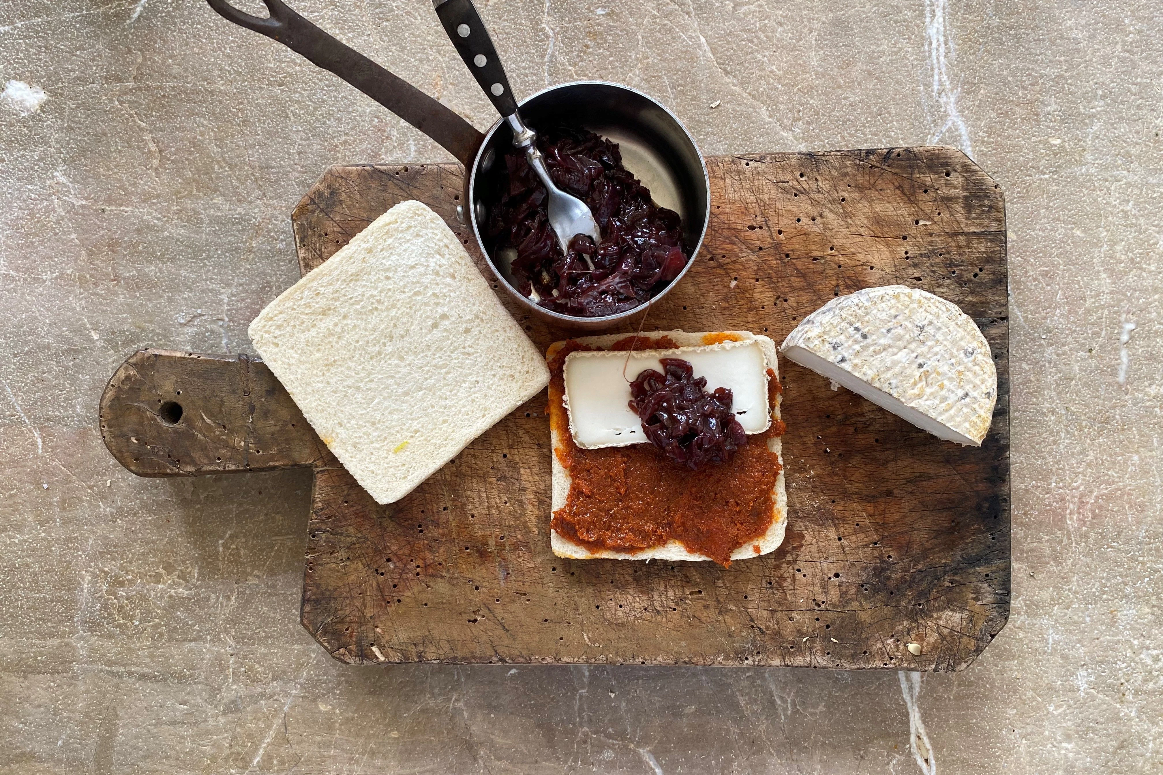 Scharf und lecker: Tramezzino mit Nduja, Ziegenkäse und Zwiebelmarmelade.