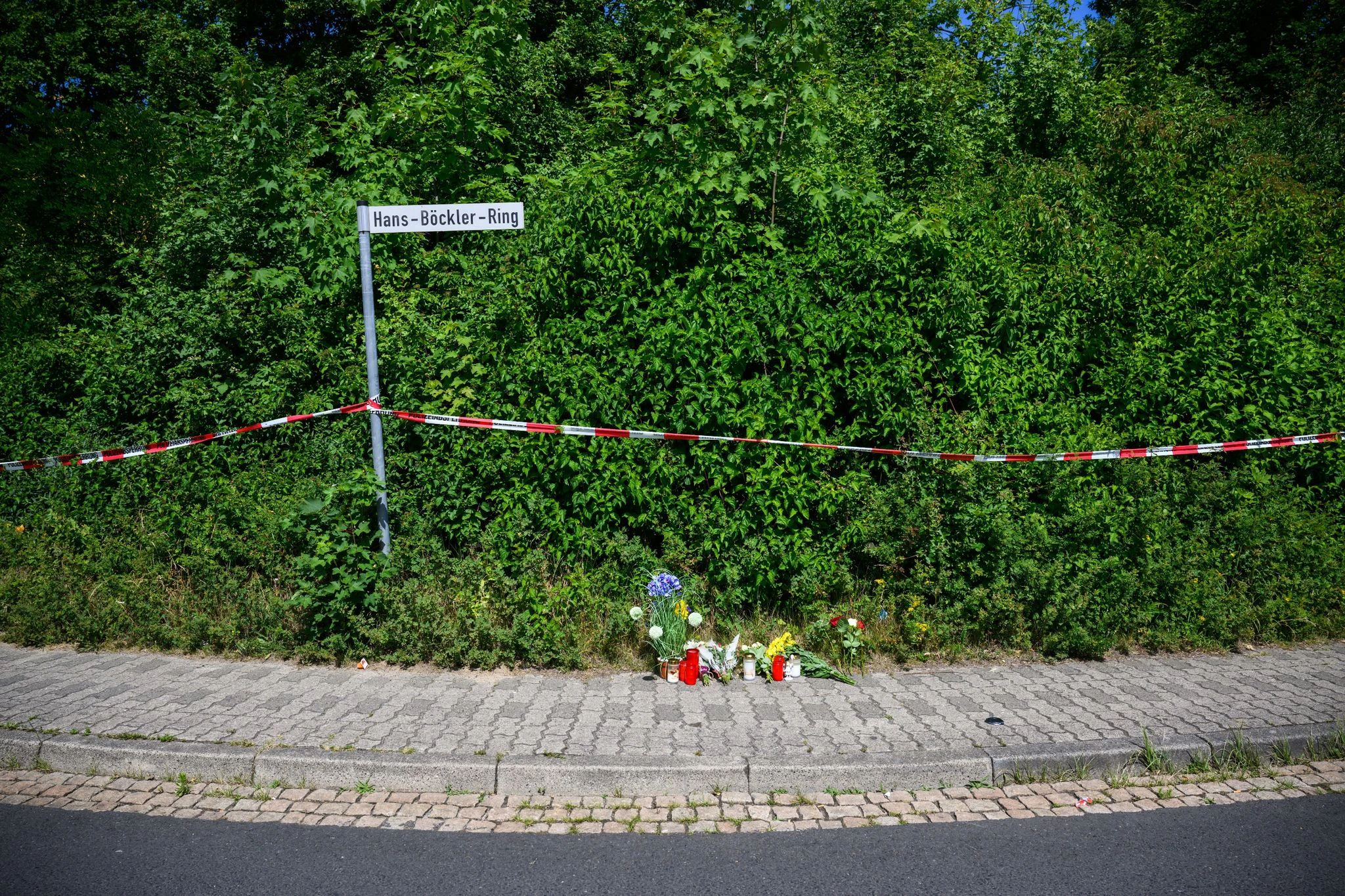 Kerzen, Blumen und Figuren am Fundort der Leiche in Salzgitter.  
