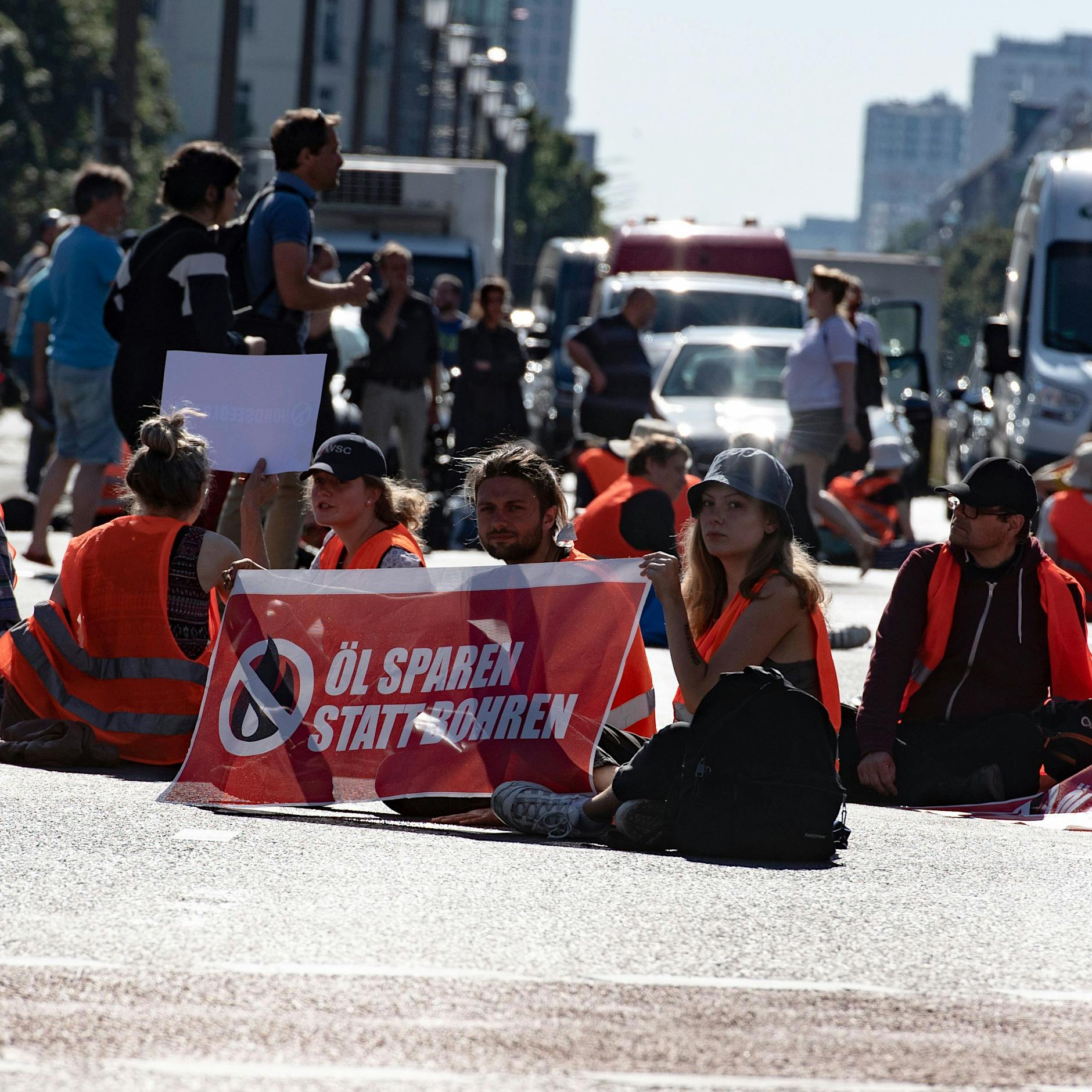 Demonstranten blockieren Kreuzung am Frankfurter Tor