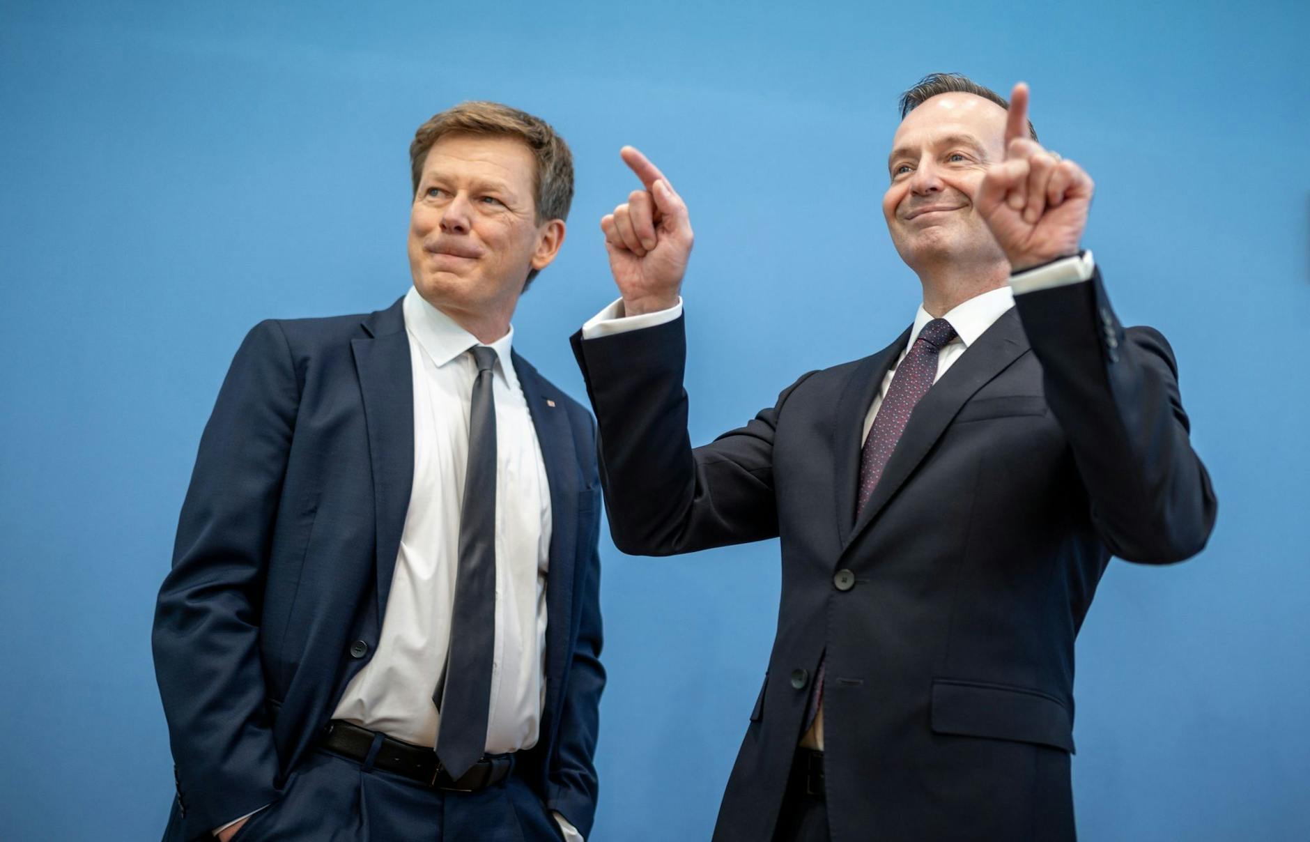 dpatopbilder - Bundesverkehrsminister Volker Wissing (r) gestikuliert neben Bahn-Chef Richard Lutz bei einer Pressekonferenz zur Zukunft der Deutschen Bahn.