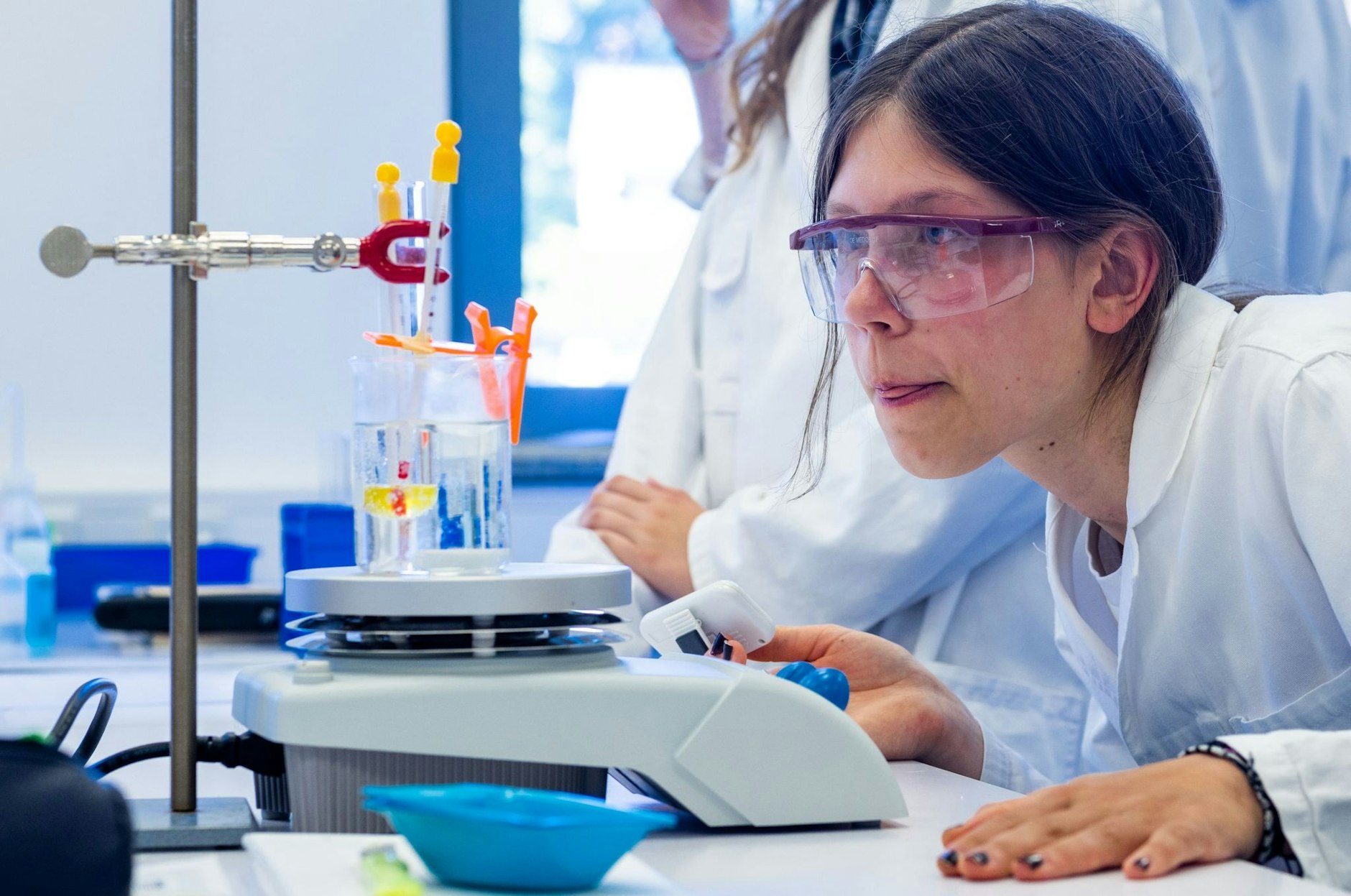 Nadine Wadephul-Emden experimentiert im Schülerlabor des Forschungsverbundes Mecklenburg-Vorpommern im Agro Bio Technikum. Hier überprüft sie die Schmelztemperatur von Schokolade und Kakaobutter.  