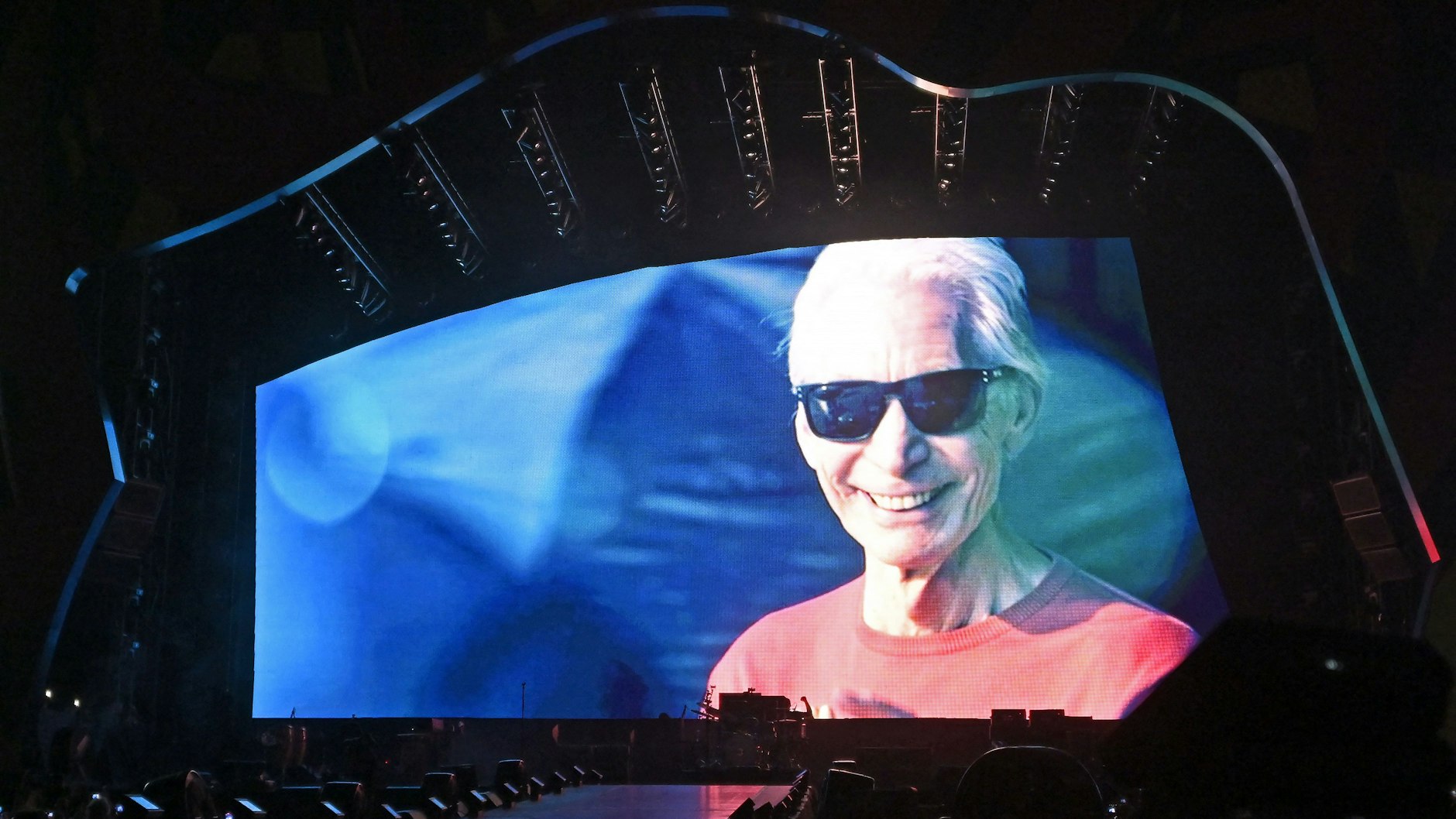 Mit einem großen Foto von Charlie Watts werden die Stones ihren Schlagzeuger ehren, der vor einem Jahr starb.