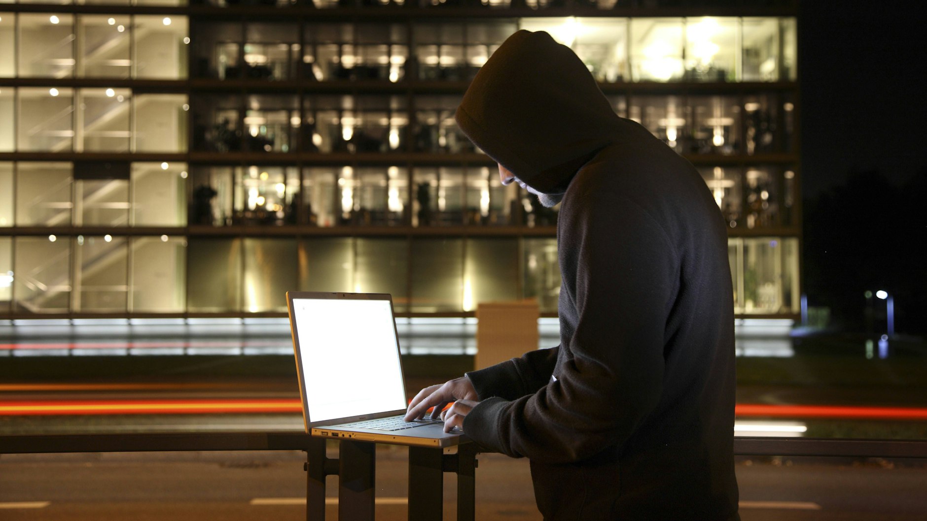 Ein Programmierer versucht sich in ein Computersystem zu hacken (Szene gestellt).