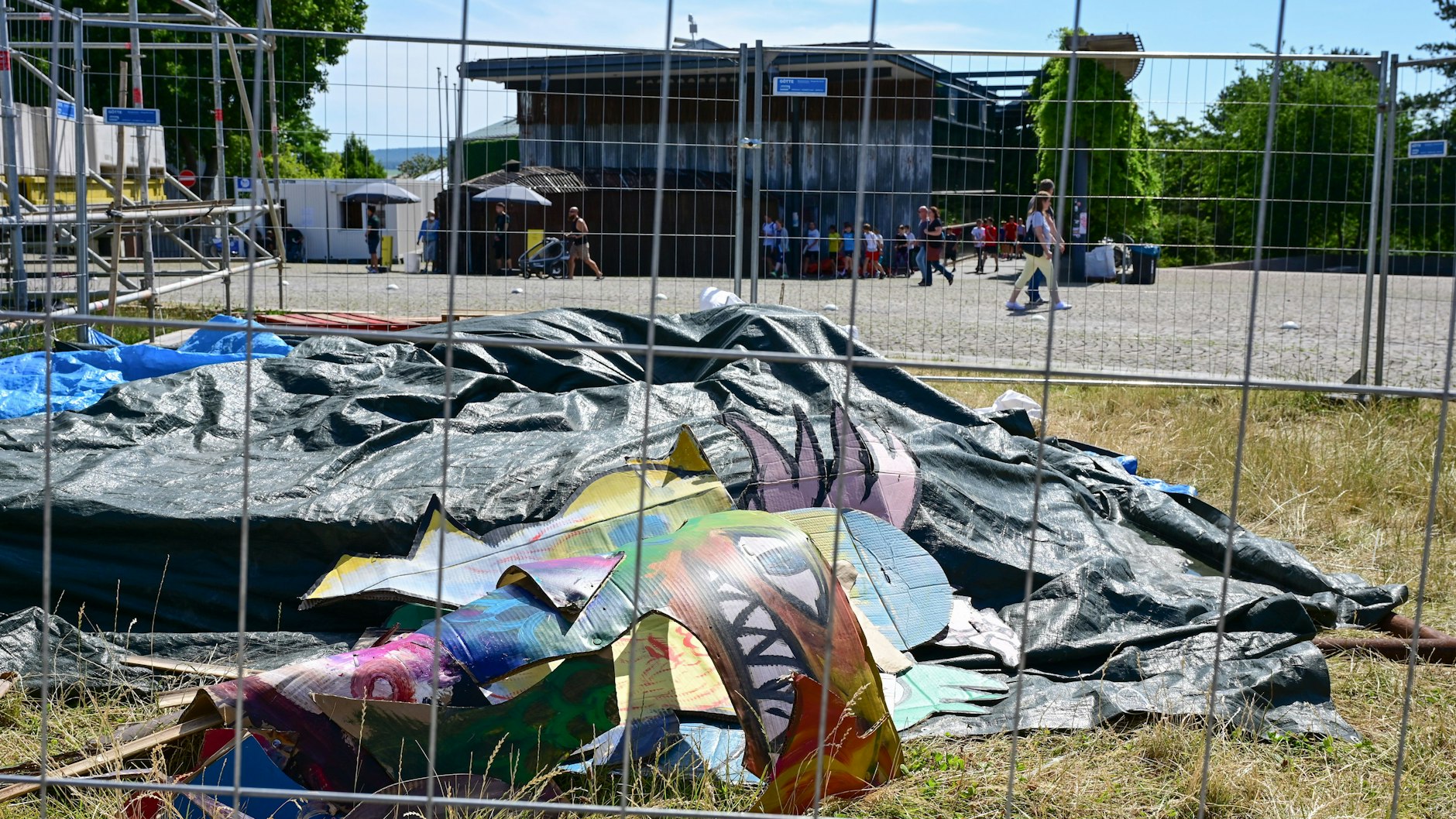 Am Tag nach dem Abhängen des umstrittenen Großbanners „People's Justice“ des indonesischen Künstlerkollektivs Taring Padi.