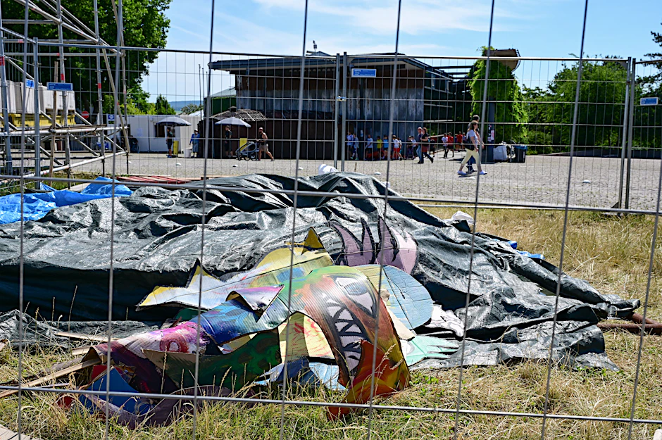 Am Tag nach dem Abhängen des umstrittenen Großbanners „People