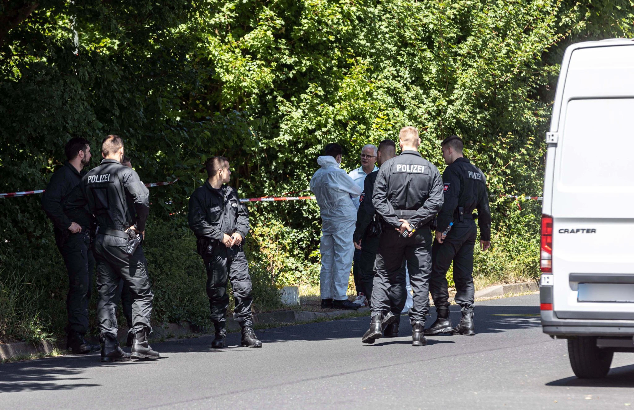 Einsatzkräfte der Polizei hatten die Leiche der 15-Jährigen in einer Grünanlage gefunden.  