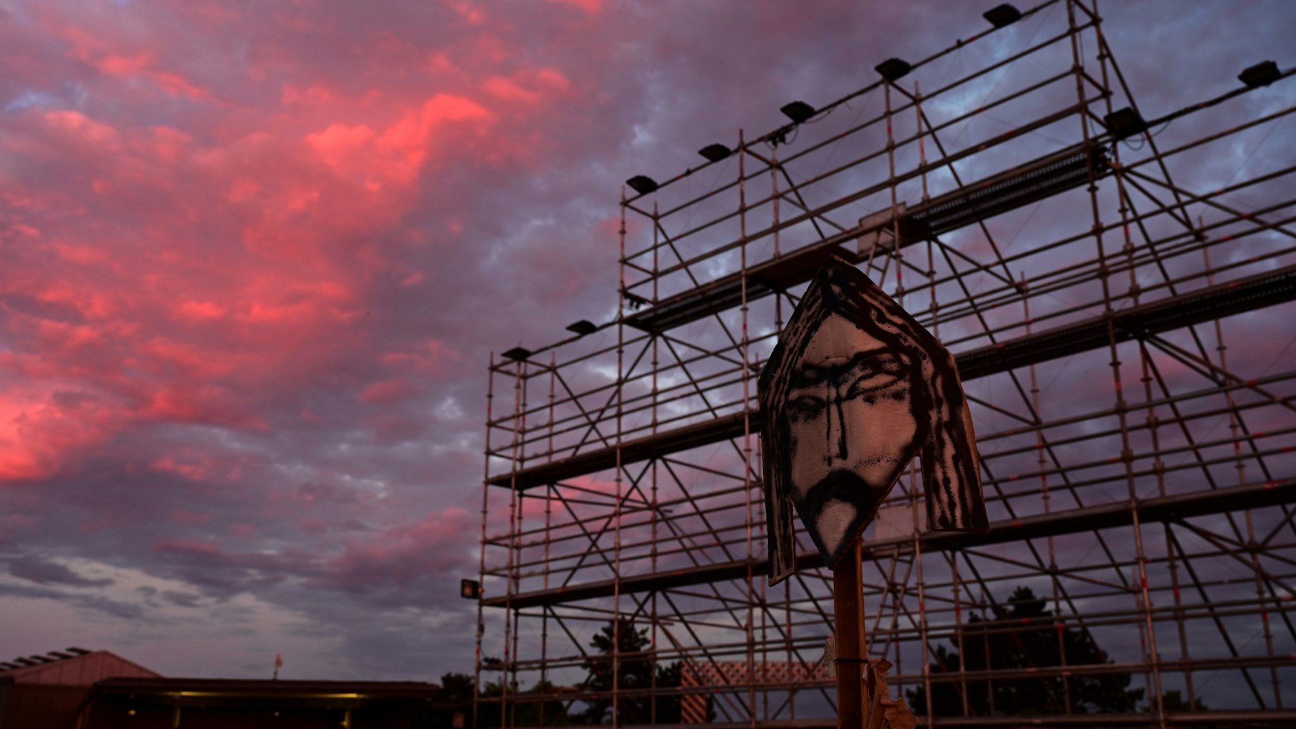 Das ist das Gerüst, an dem das&nbsp;Kunstwerk „People’s Justice“ (2002) des Kollektivs Taring Padi hing. Aufgrund von antisemitisch zu lesenden Figurendarstellungen wurde es demontiert.