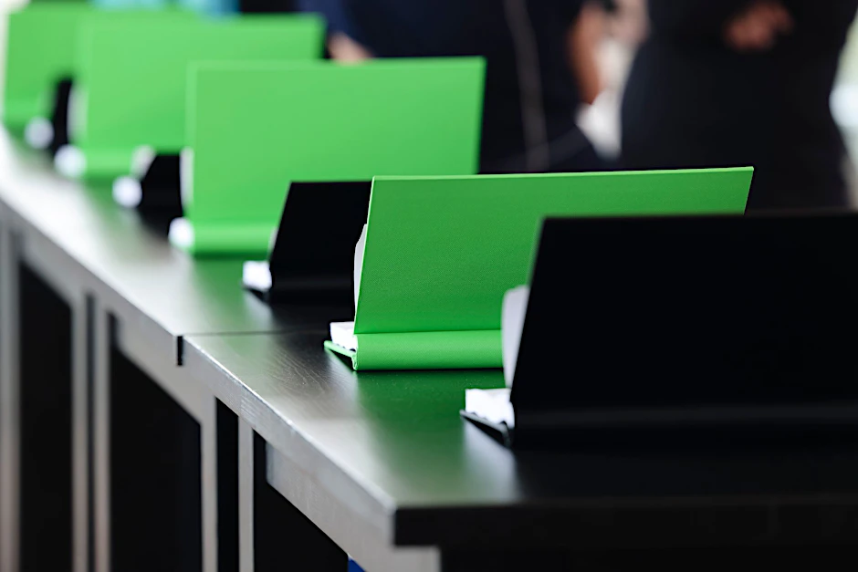 Exemplare des Koalitionsvertrages liegen in den Farben Grün und Schwarz auf einem Tisch. CDU und Grüne in Schleswig-Holstein haben abschließend in großer Runde beraten und anschließend den Koalitionsvertrag präsentiert.  