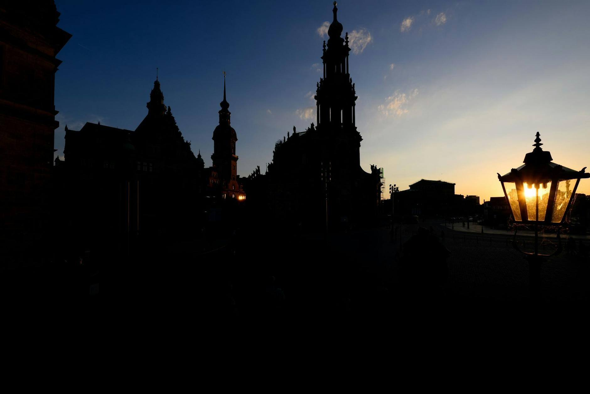 In der Dresdener Altstadt geht die Sonne am Abend unter.