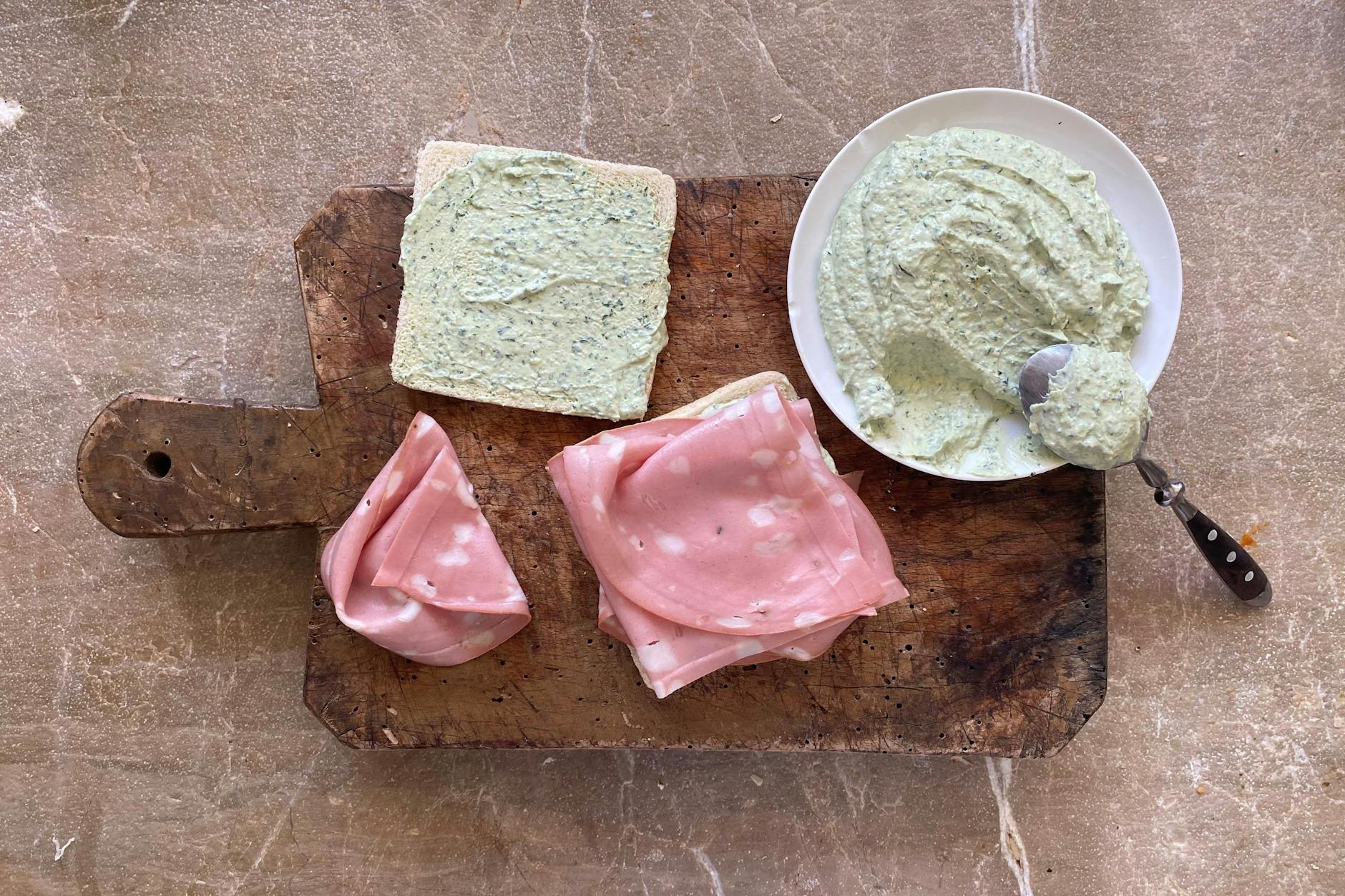 Und zu guter letzt noch ein echter Klassiker: Tramezzino mit Ricotta, Basilikum und Mortadella.