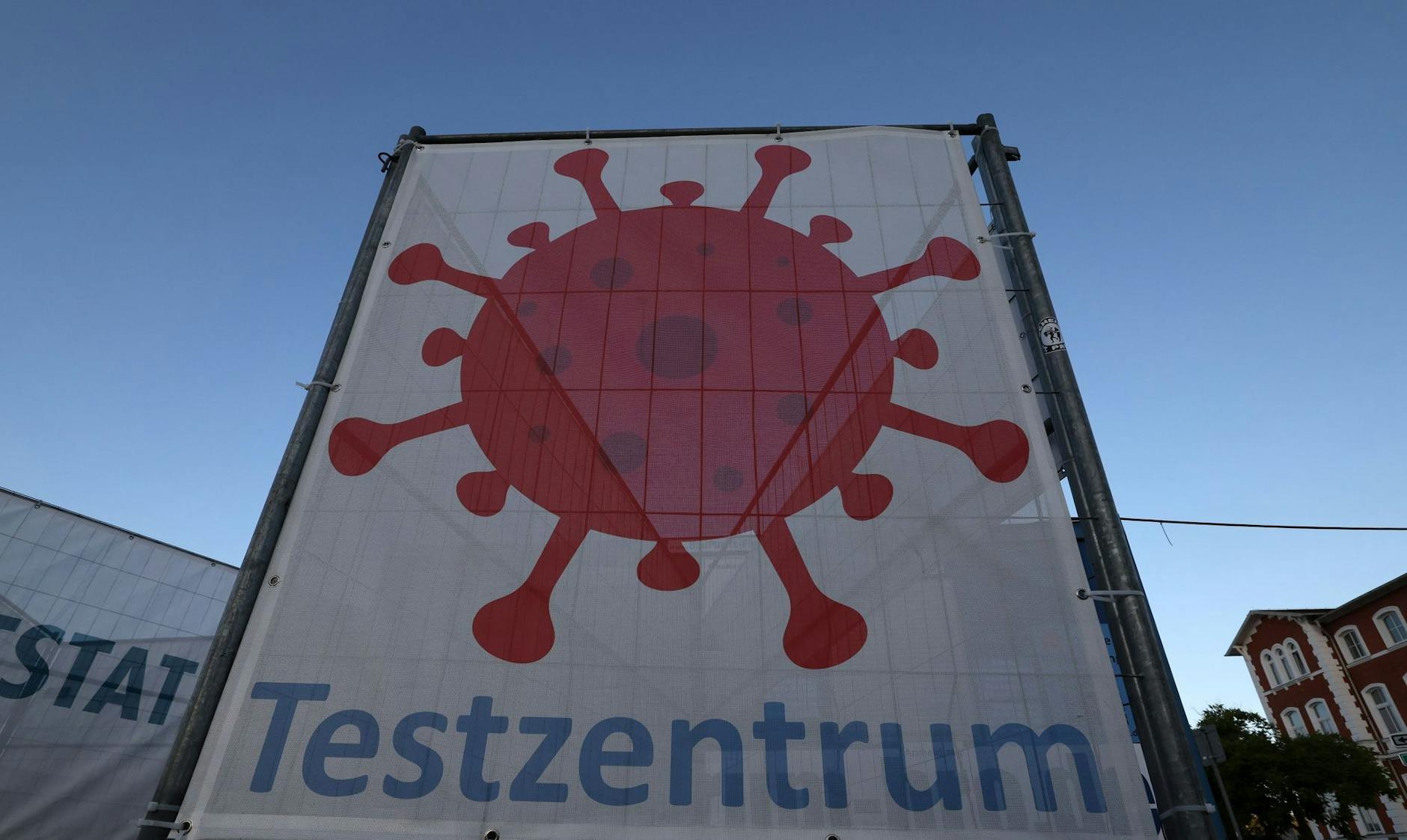 ARCHIV - In ganz Deutschland wurden an die kommerziellen Betreiber der Teststationen schon 10,5 Milliarden Euro ausgezahlt.