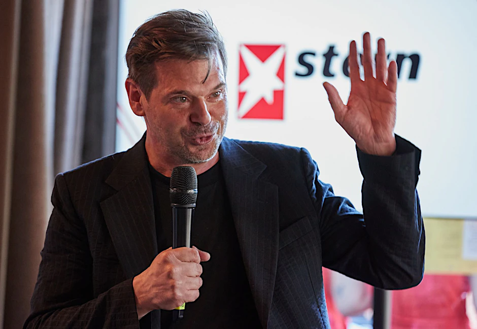 stern-Chefredakteur Gregor Peter Schmitz spricht während der Verleihung des diesjährigen «Stern Preises» im Hamburger Restaurant Hobenköök.  