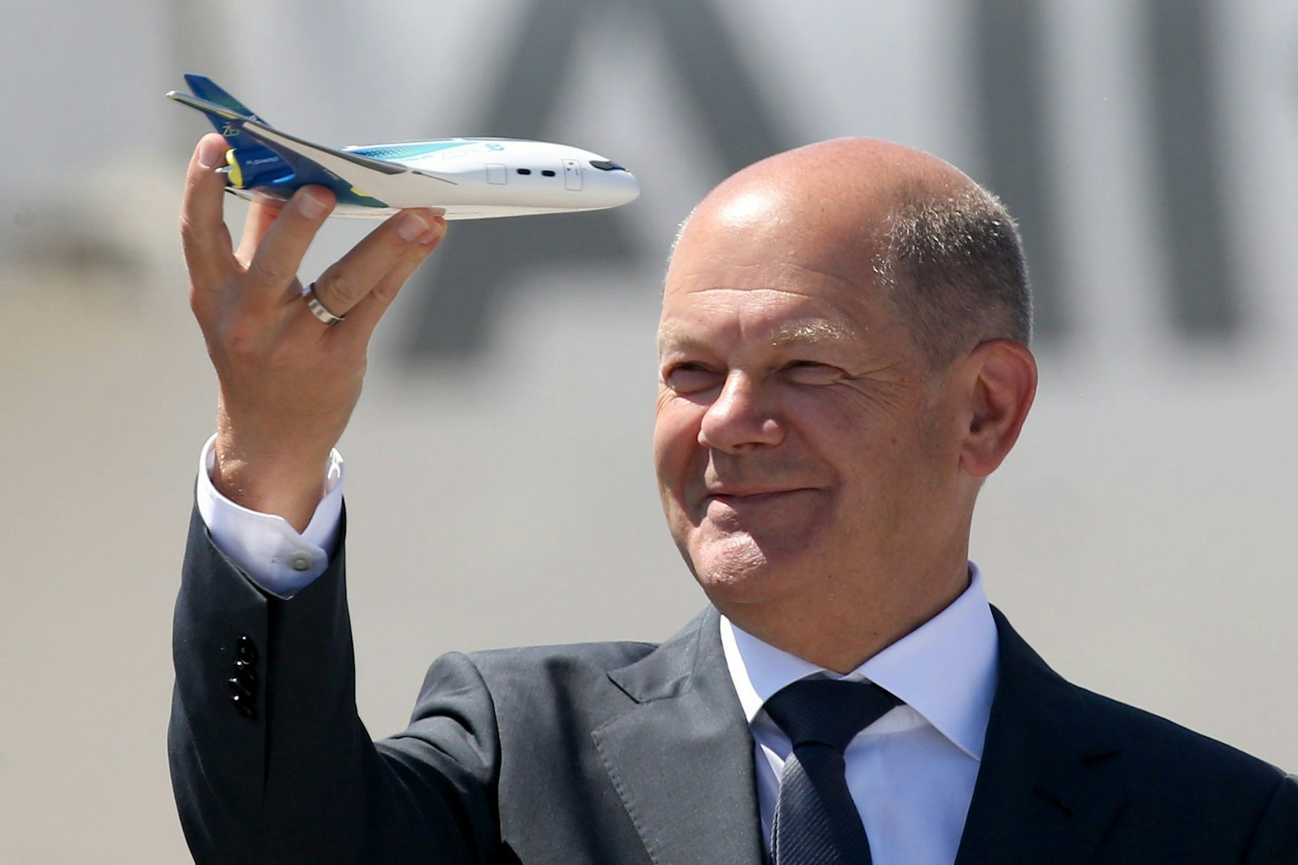 Bundeskanzler Olaf Scholz (SPD) hält ein Modellflugzeug ZeroE auf der Internationalen Luft- und Raumfahrtausstellung (ILA).  
