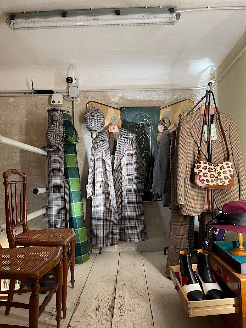 In einer Mailänder Secondhand-Boutique präsentierte Gucci diese Woche eine Capsule-Collection, die in Zusammenarbeit mit dem Popstar Harry Styles entstand.