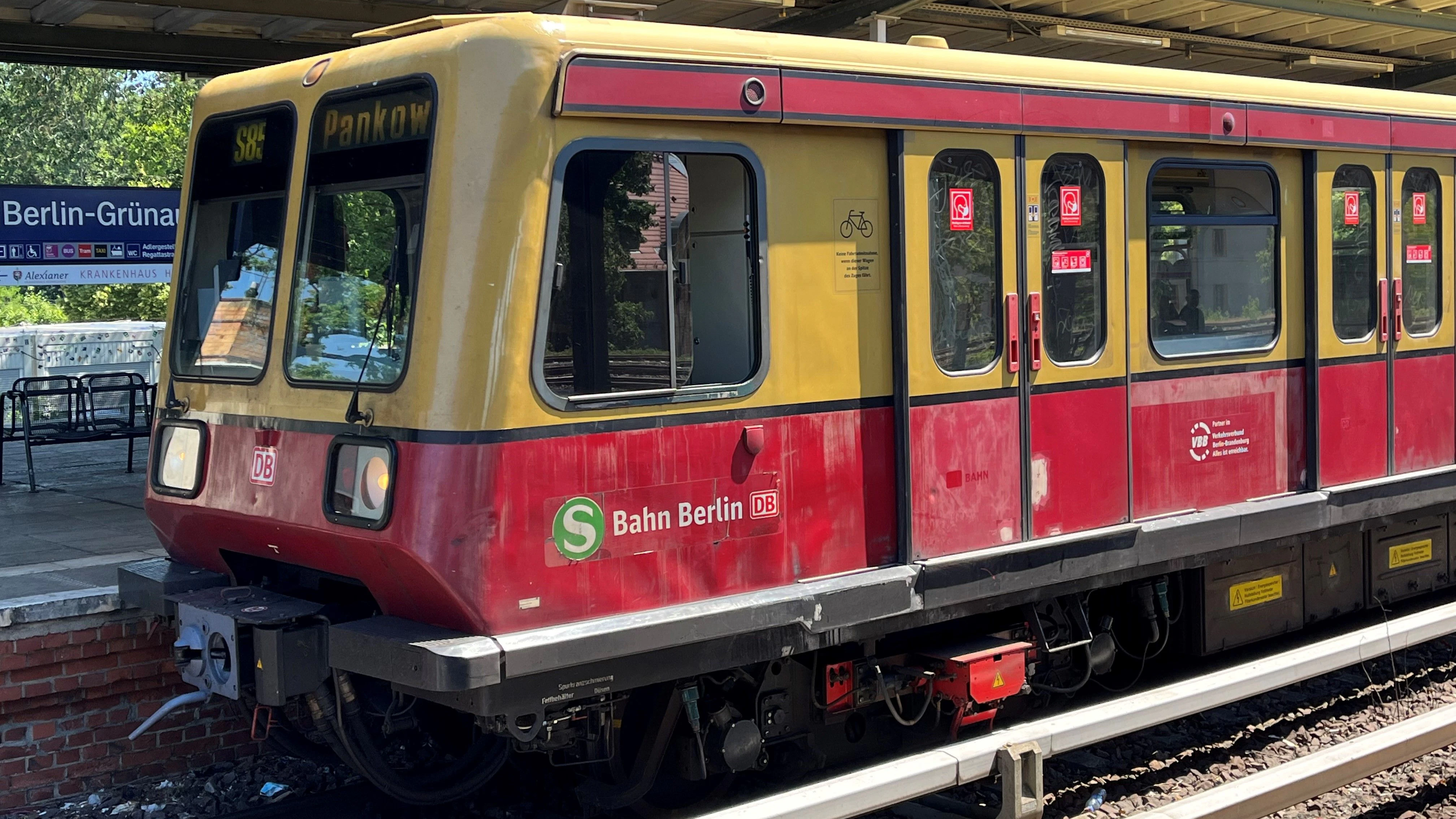 Ihr Schicksal ist besiegelt: Mitte April 2023 sollen zum letzten Mal S-Bahnen der Baureihe 485 Fahrgäste befördern. Ein Zug dieses Typs im S-Bahnhof Grünau.