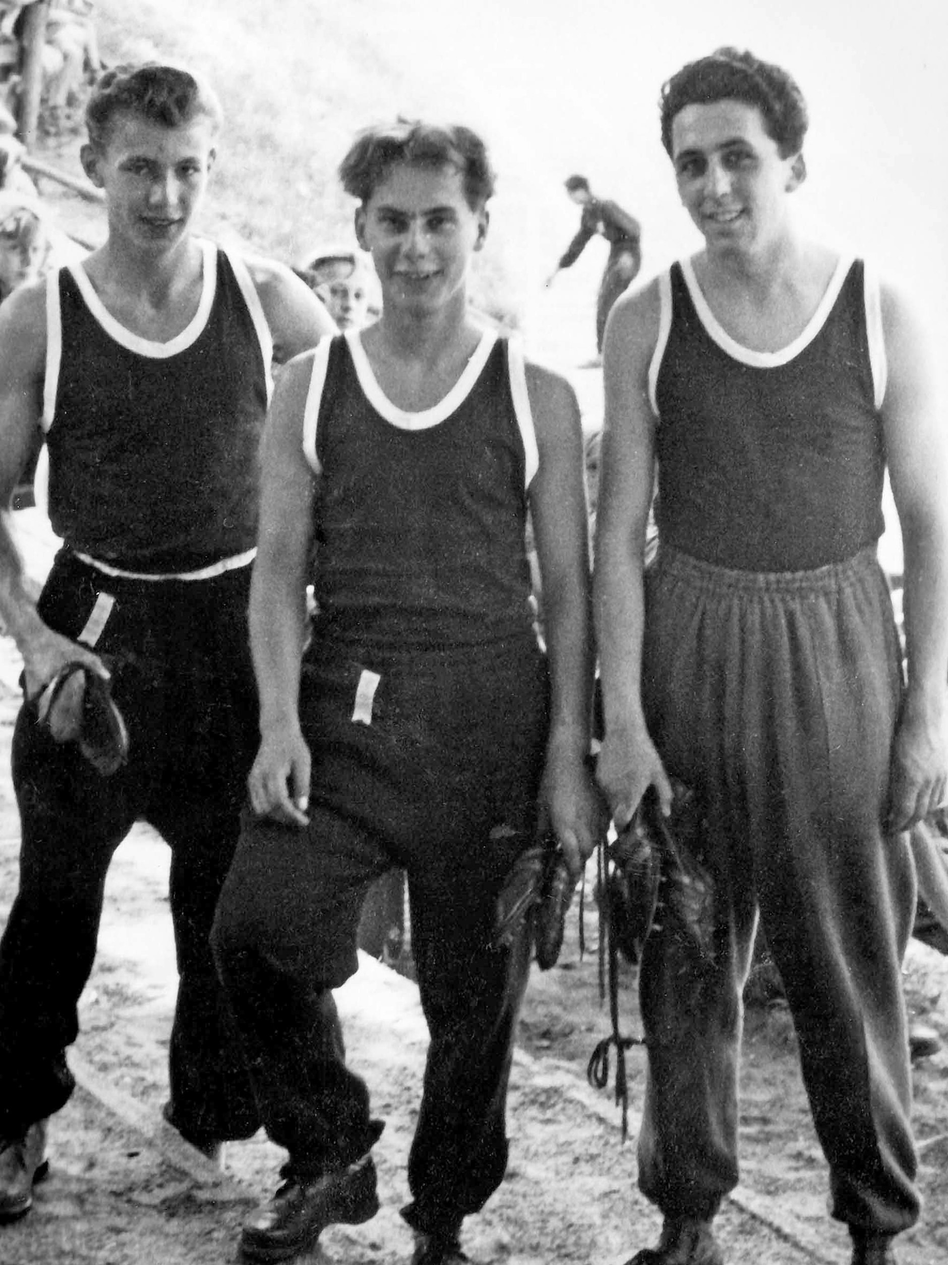 Egon Krenz mit der 3 x 1000 Meter-Staffel, mit der er 1957&nbsp; bei den DDR-Meisterschaften der Institute für Lehrerbildung teilnahm. Krenz wollte eigentlich Lehrer werden.