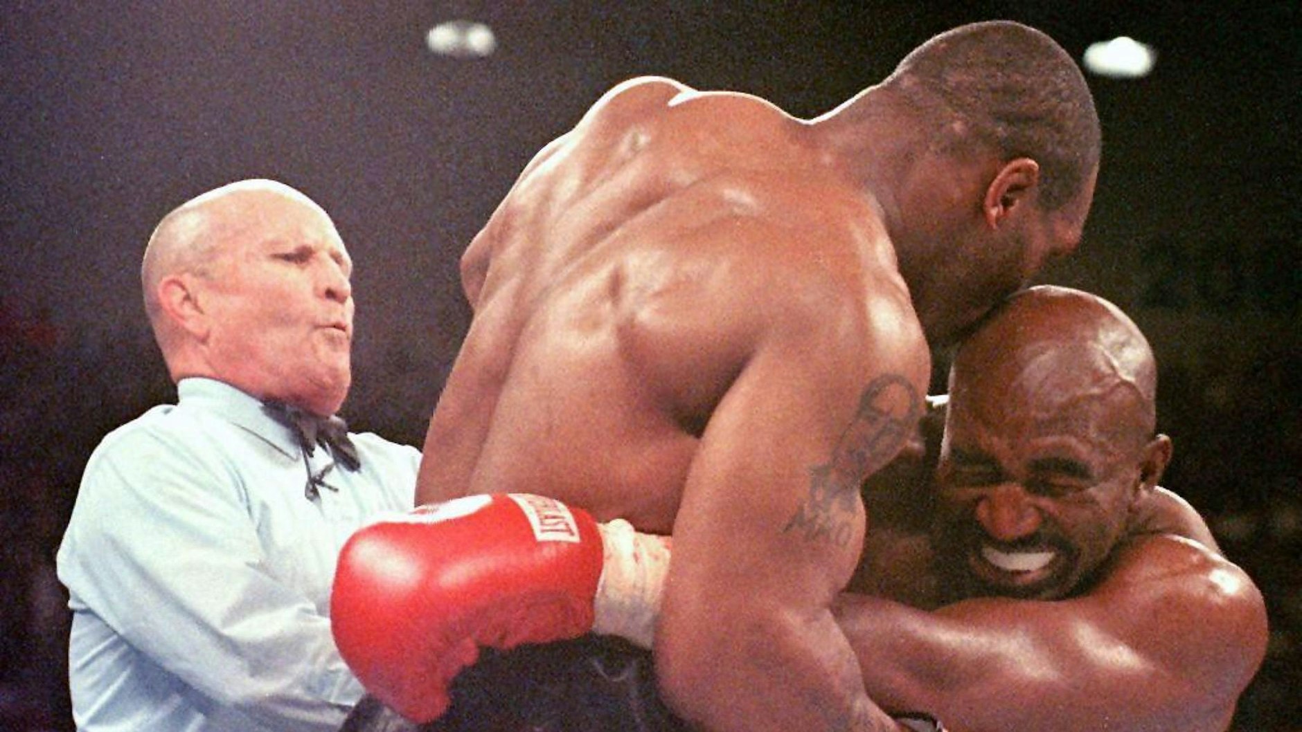 Der Moment: Mike Tyson beißt Evander Holyfield während des WM-Kampfes 1997 ins Ohr.