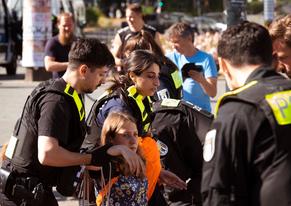 Demo in Berlin: Auch Kind klebt auf der Autobahn fest