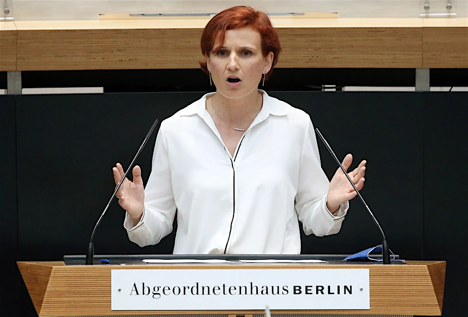 Katja Kipping (Linke) spricht.  
