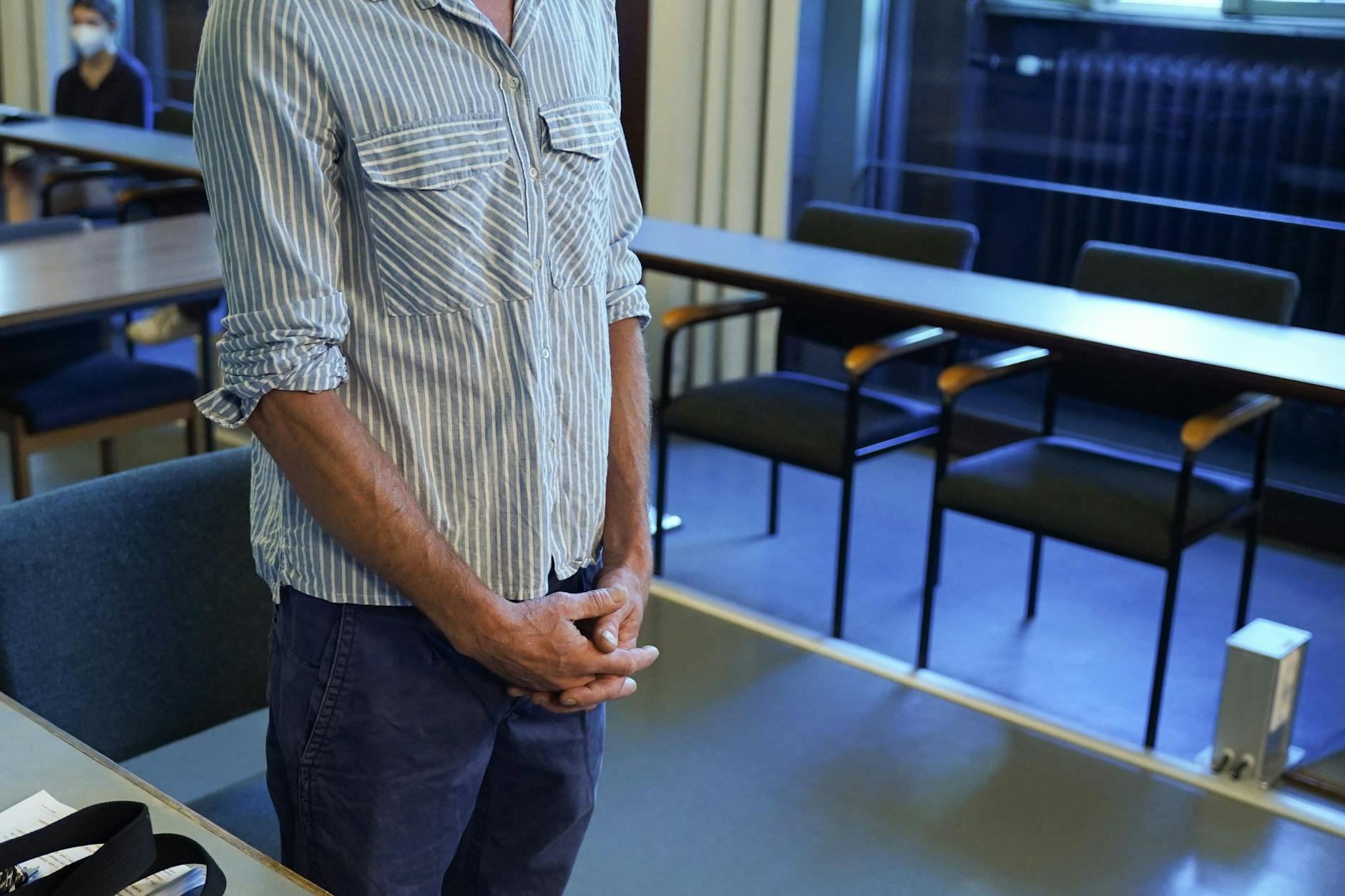Ein 49-Jähriger, der am 29. August 2020 versucht haben soll, Absperrgitter am Reichstagsgebäude zu überwinden und die Treppen hochzustürmen, steht in einem Saal des Kriminalgerichts Moabit vor dem Richter.