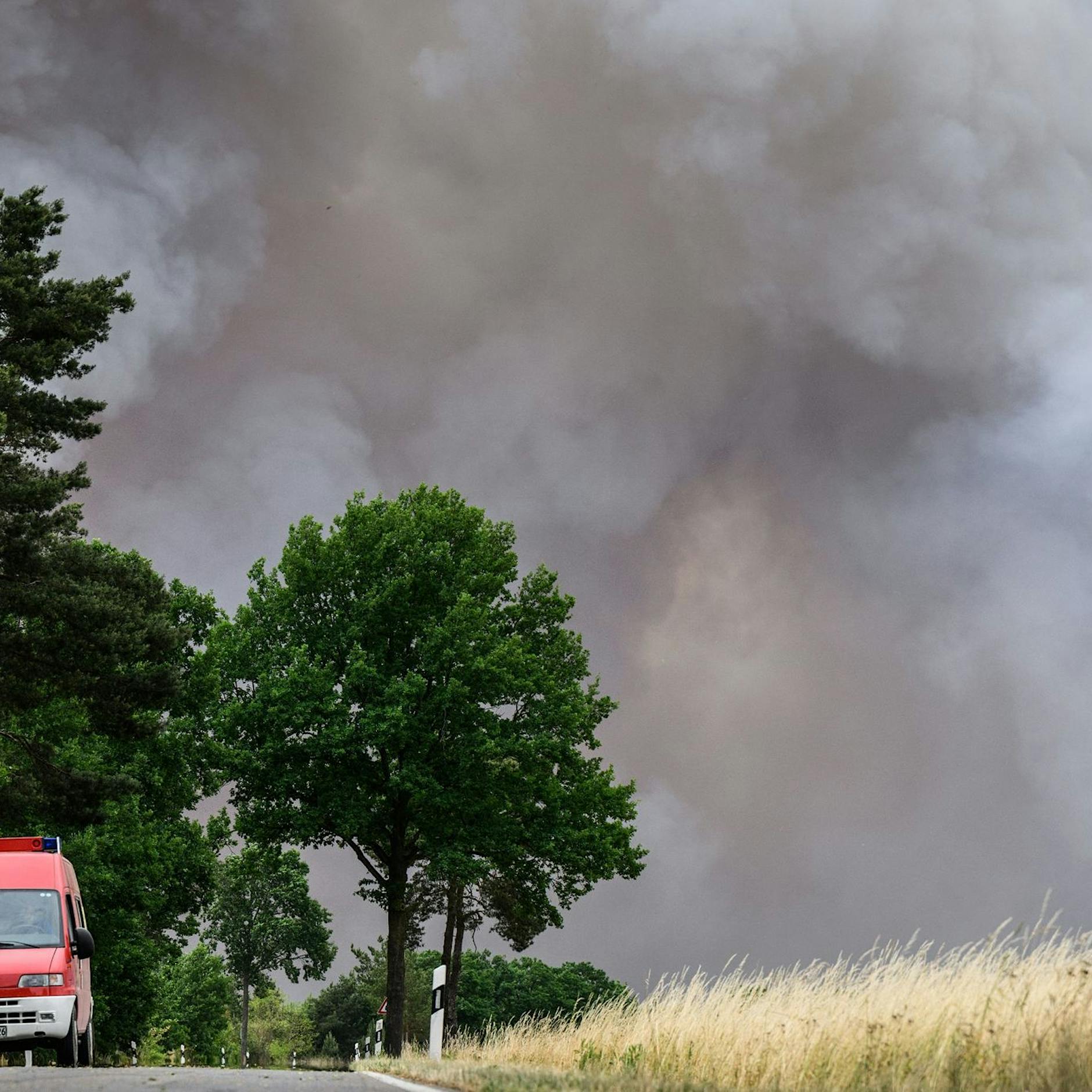 Update! Trotz Regen: Neuer Waldbrand in Brandenburg massiv ausgeweitet! +++ Ortschaften evakuiert, Hubschrauber im Einsatz +++ Gefahrenmeldung für ganz Südbrandenburg