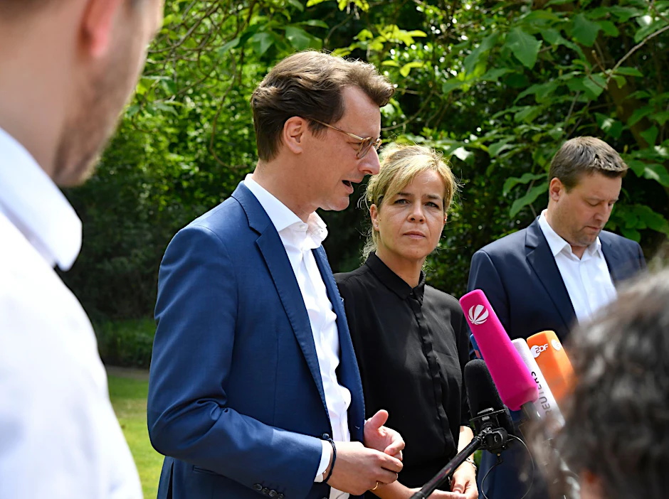 ARCHIV - Ministerpräsident Hendrik Wüst (CDU) und die Landesvorsitzende von Bündnis 90/Die Grünen, Mona Neubaur, bei einem Presse-Statement.  