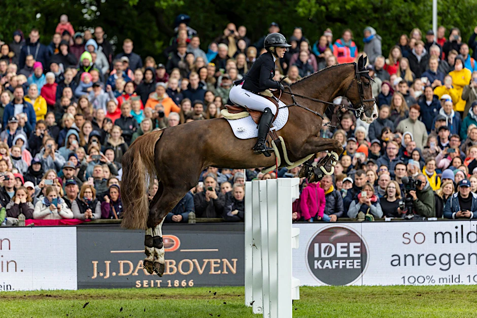 Holte sich beim Spring-Derby in Hamburg den Sieg: Cassandra Orschel auf Dacara.  