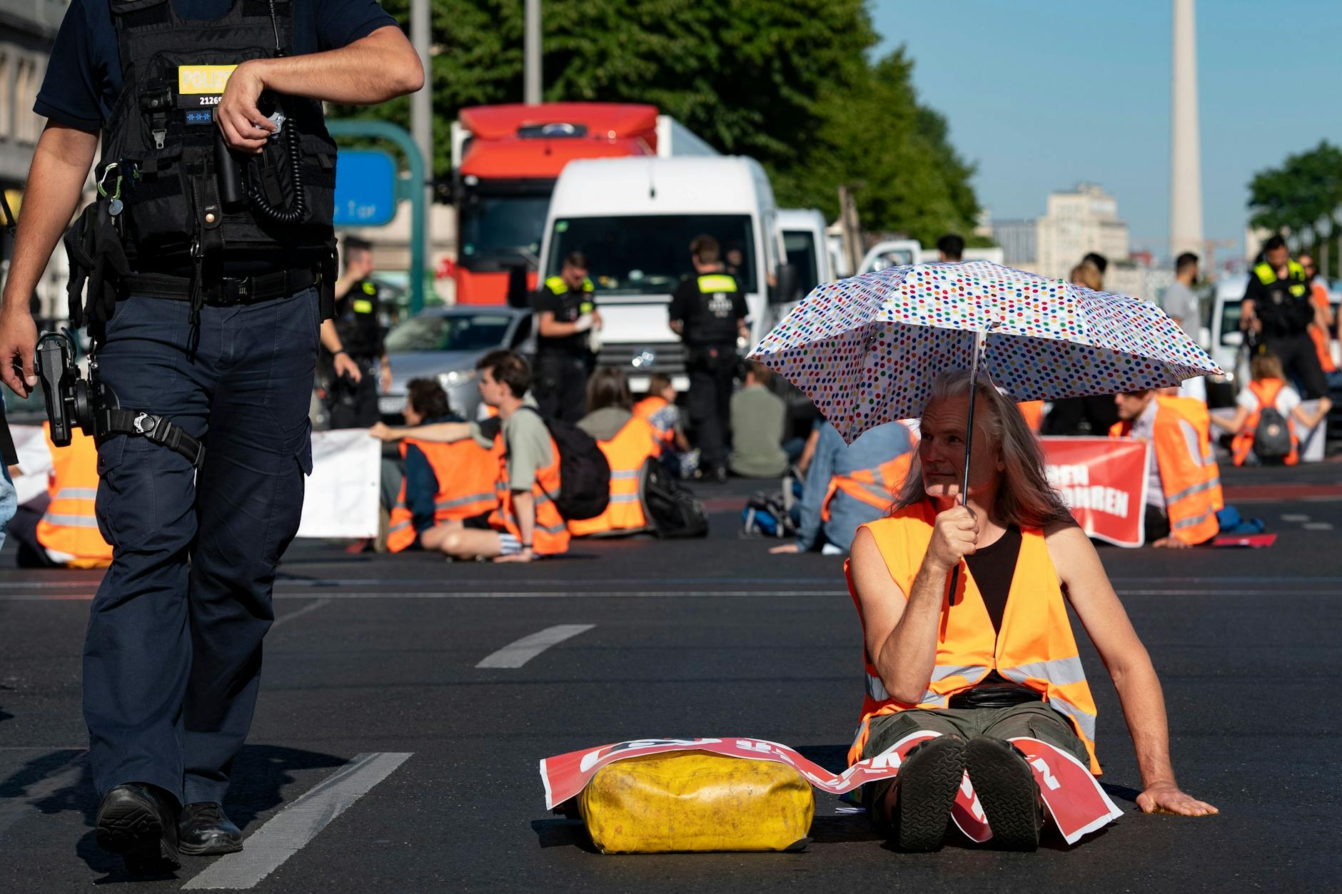 Klimaschutz-Demonstranten der Gruppe "Letzte Generation" blockieren die Kreuzung am Frankfurter Tor.