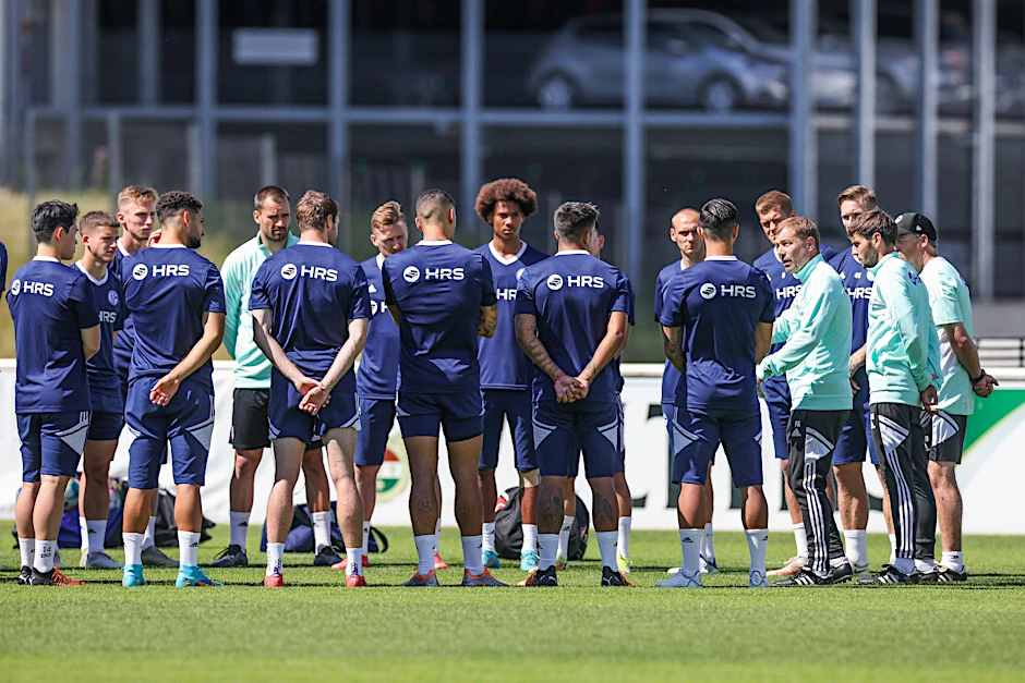 Schalkes Cheftrainer Frank Kramer hält eine Ansprache an seine Mannschaft.  