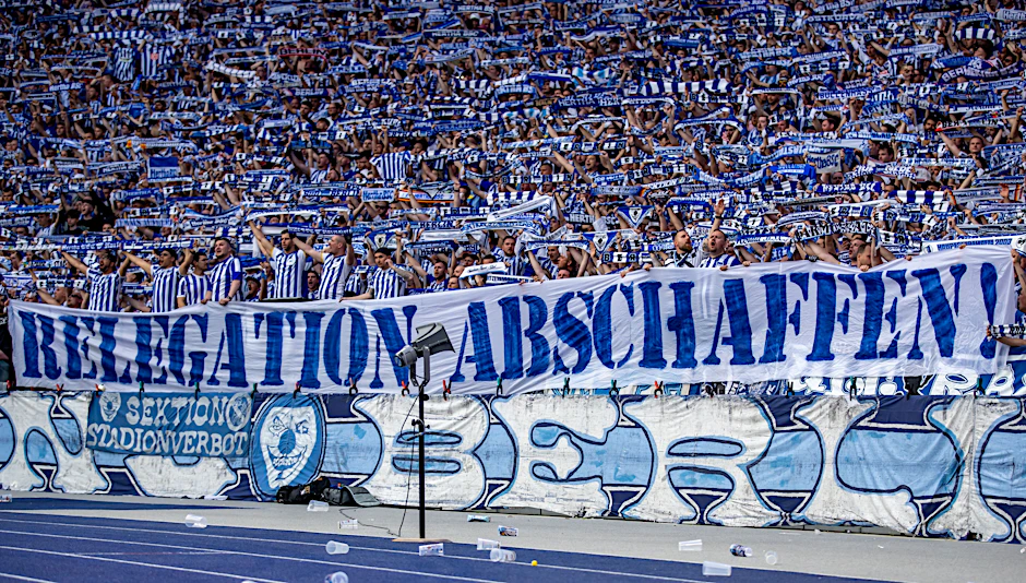 Hertha-Fans beim Relegationsspiel gegen den HSV am 19. Mai im Olympiastadion.