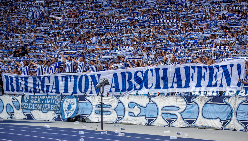 Tödlicher Angriff auf Hertha-Fan: Täter flüchtig, Polizei sucht Zeugen