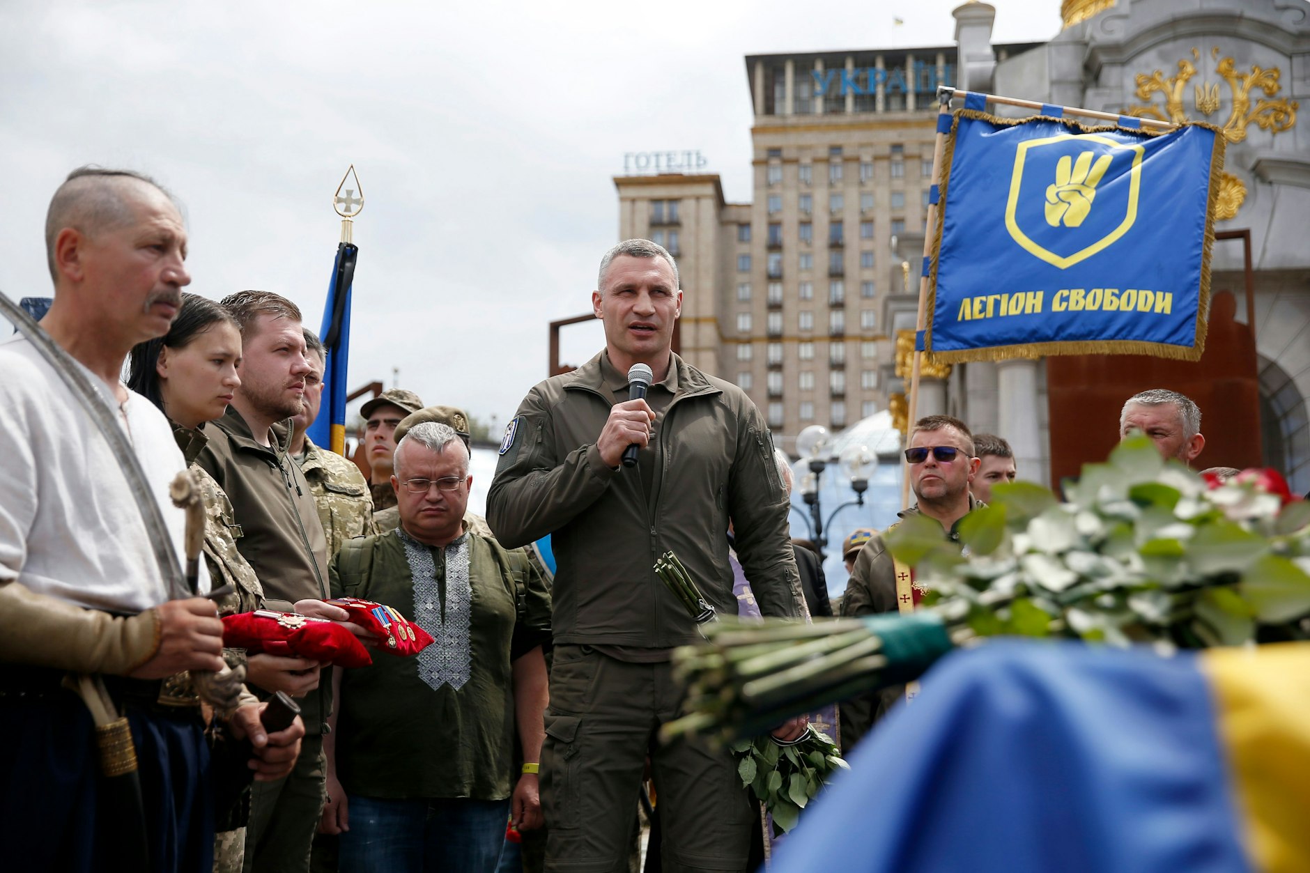 Der echte Vitali Klitschko, Kiews Bürgermeister, während einer Abschiedszeremonie für einen Offizier der ukrainischen Armee auf dem Majdan.