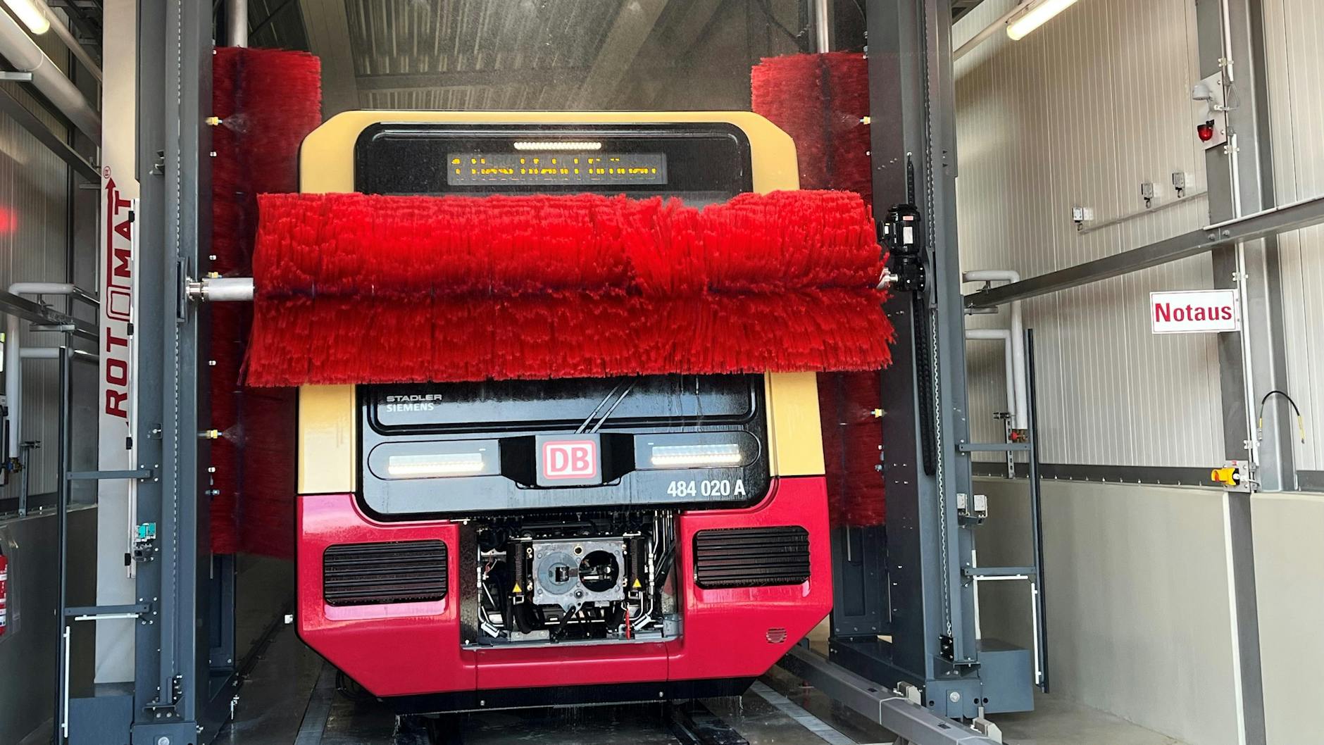 Eine S-Bahn der Baureihe 484 in der neuen Waschanlage im Werk Grünau. Das Fahrzeug gehört zur jüngsten Fahrzeuggeneration des Unternehmens. Alle 13 Tage steht ein Waschgang an.