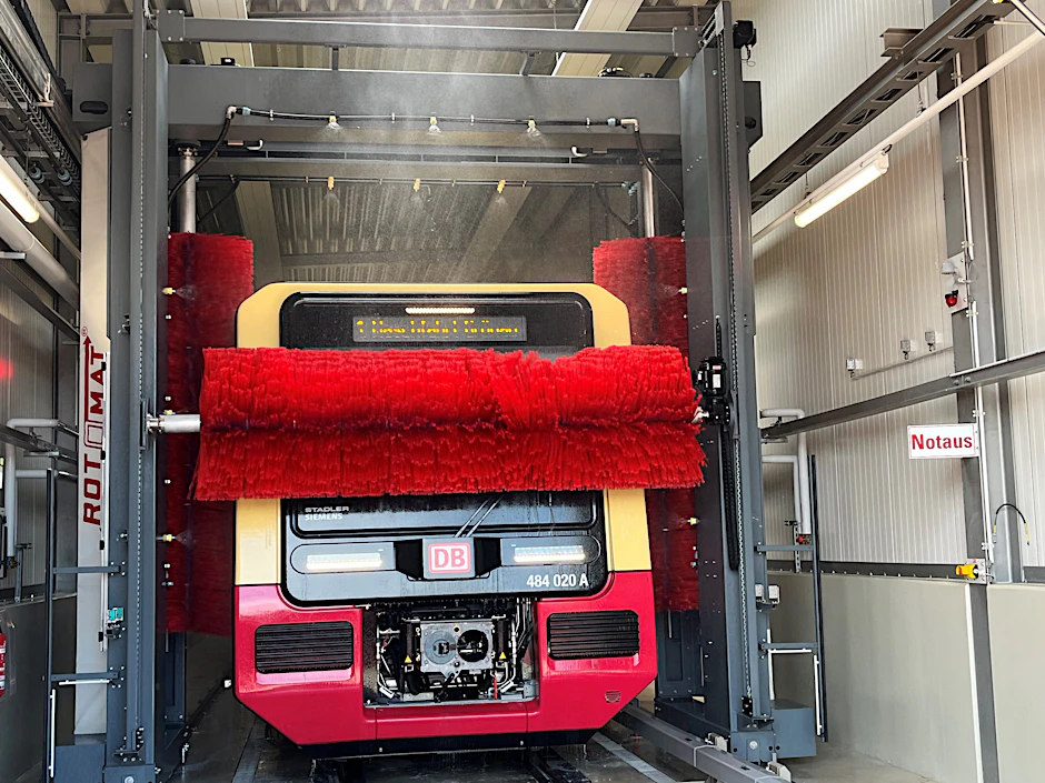 Eine S-Bahn der Baureihe 484 in der neuen Waschanlage im Werk Grünau. Das Fahrzeug gehört zur jüngsten Fahrzeuggeneration des Unternehmens. Alle 13 Tage steht ein Waschgang an.