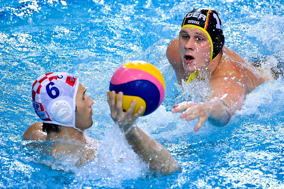 Niclas Kai Schipper (r) attackiert den Kroaten Luka Bukic.  