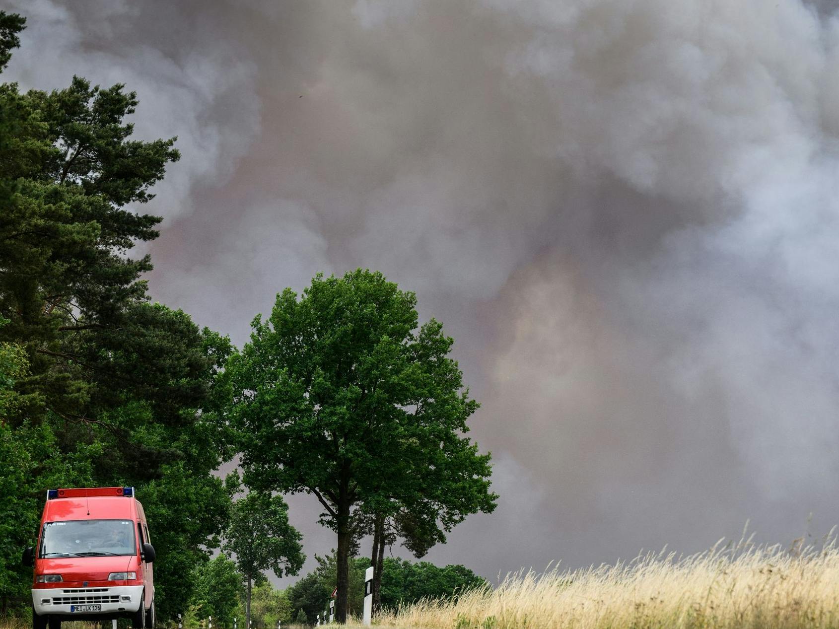 In der Gohrischheide an der Landesgrenze zu Brandenburg bekämpft die Feuerwehr einen großen Waldbrand.