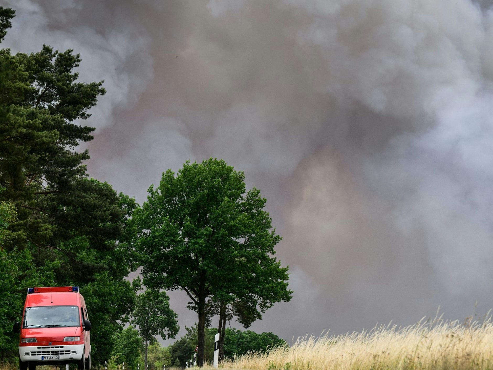 In der Gohrischheide an der Landesgrenze zu Brandenburg bekämpft die Feuerwehr einen großen Waldbrand.
