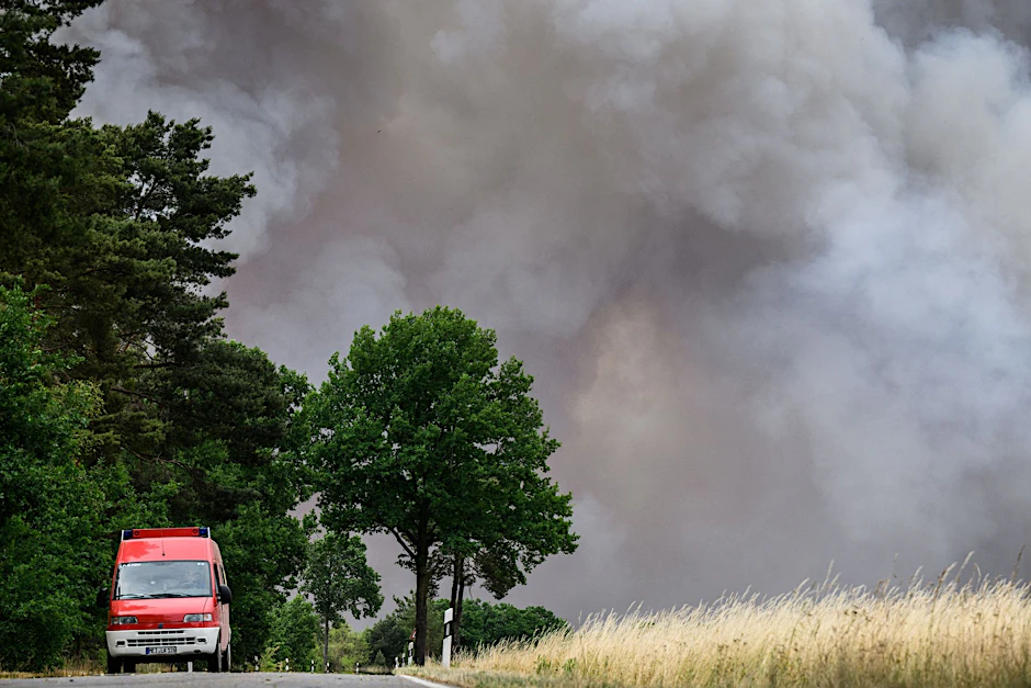 In der Gohrischheide an der Landesgrenze zu Brandenburg bekämpft die Feuerwehr einen großen Waldbrand.