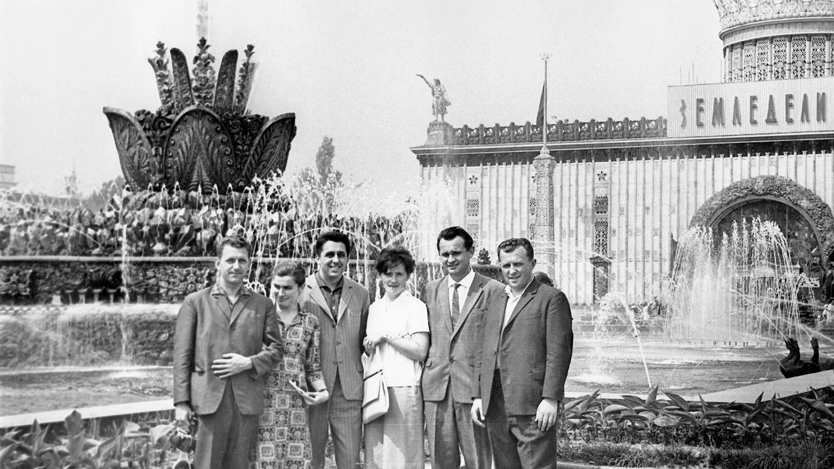 Ein wichtiger Schritt in seiner Funktionärskarriere: Egon Krenz besuchte in den 60er-Jahren die&nbsp; Parteihochschule in Moskau. Hier posiert er mit der Gruppe für den Sprachunterricht. Links neben ihm steht&nbsp; Russischlehrerin Nina Nikolajewna.