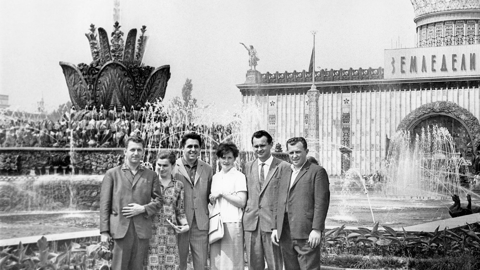 Ein wichtiger Schritt in seiner Funktionärskarriere: Egon Krenz besuchte in den 60er-Jahren die&nbsp; Parteihochschule in Moskau. Hier posiert er mit der Gruppe für den Sprachunterricht. Links neben ihm steht&nbsp; Russischlehrerin Nina Nikolajewna.