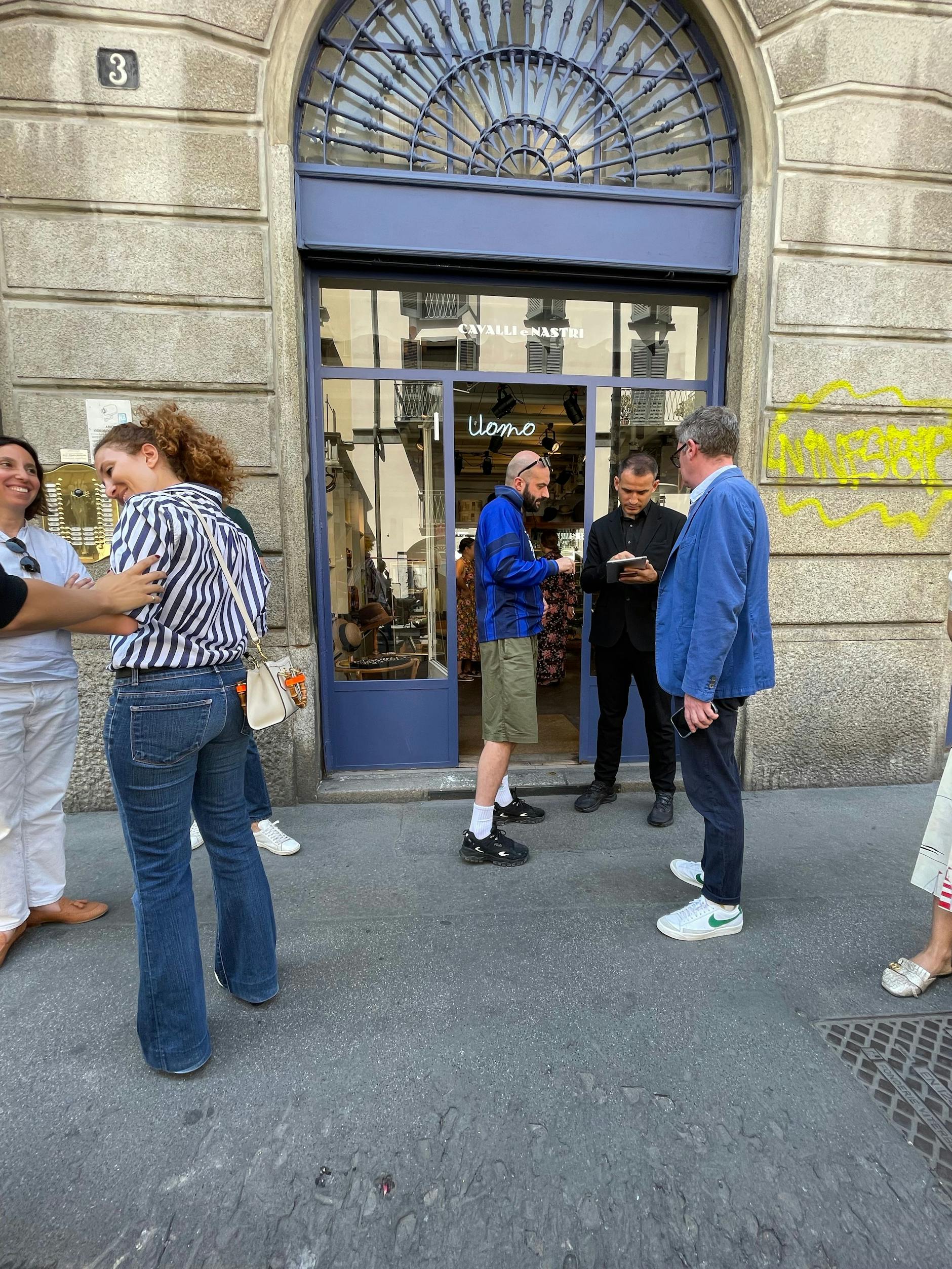 Sonst kommt man in den Mailänder Secondhand-Shop ohne Liste rein. Wenn alles voller neuer Gucci-Teile hängt, ist das natürlich was anderes.