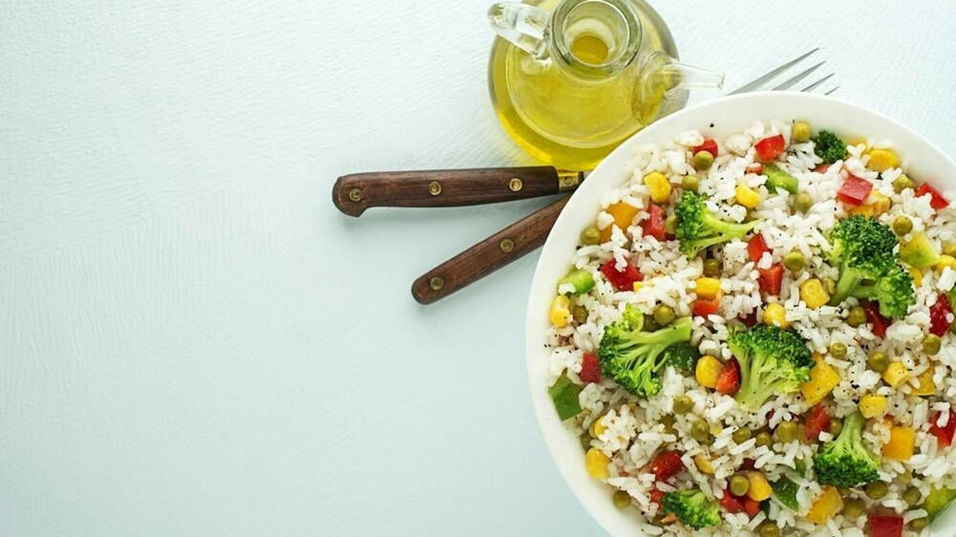 Variieren Sie beim Reissalat doch mal das Gemüse, auch gekochter Brokkoli passt perfekt dazu.