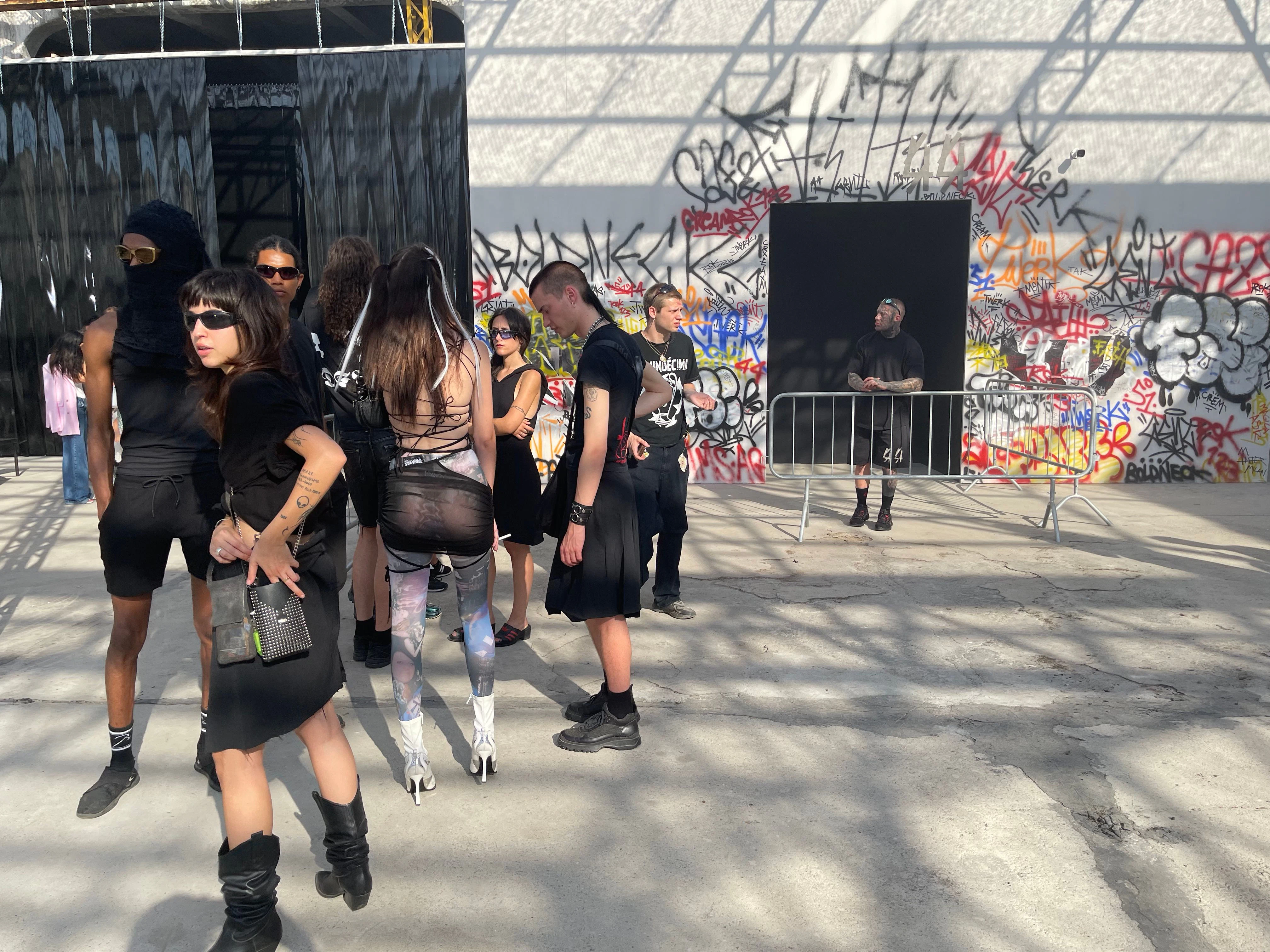 Eine Tür, ein Türsteher und eine Schlange: Die Kulisse der ersten Runway-Show der 44 Label Group bildete die Situation vor einem Club ab. Wen das jetzt an Berlin erinnerte, der lag auf keinen Fall verkehrt.